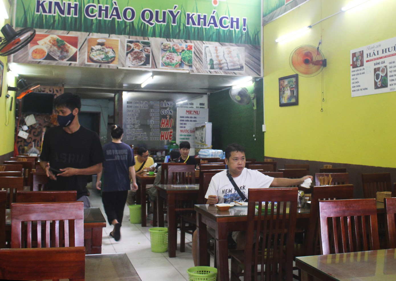 Trong khi đó, chỉ dăm ba thực khách lựa chọn ăn tại quán.