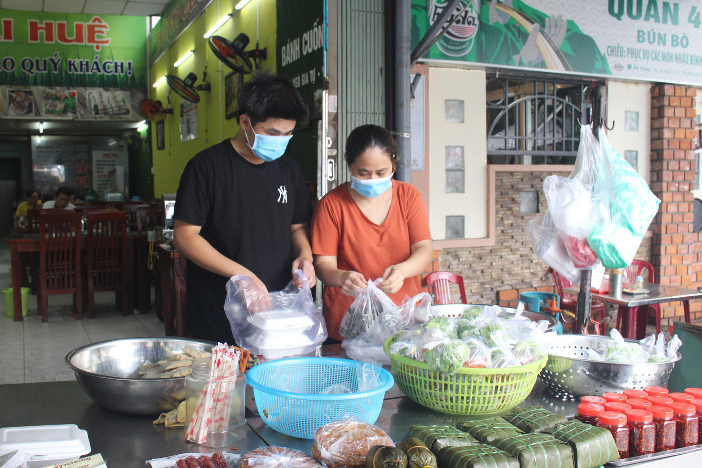 Trong sáng đầu tiên mở bán tại chỗ trở lại, nhiều người dân vẫn lựa chọn mua mang về hoặc đặt ship qua các dịch vụ. Tại quán bánh cuốn trên đường Ngô Gia Tự (quận Hải Châu), khu vực bán mang về khá tấp nập.