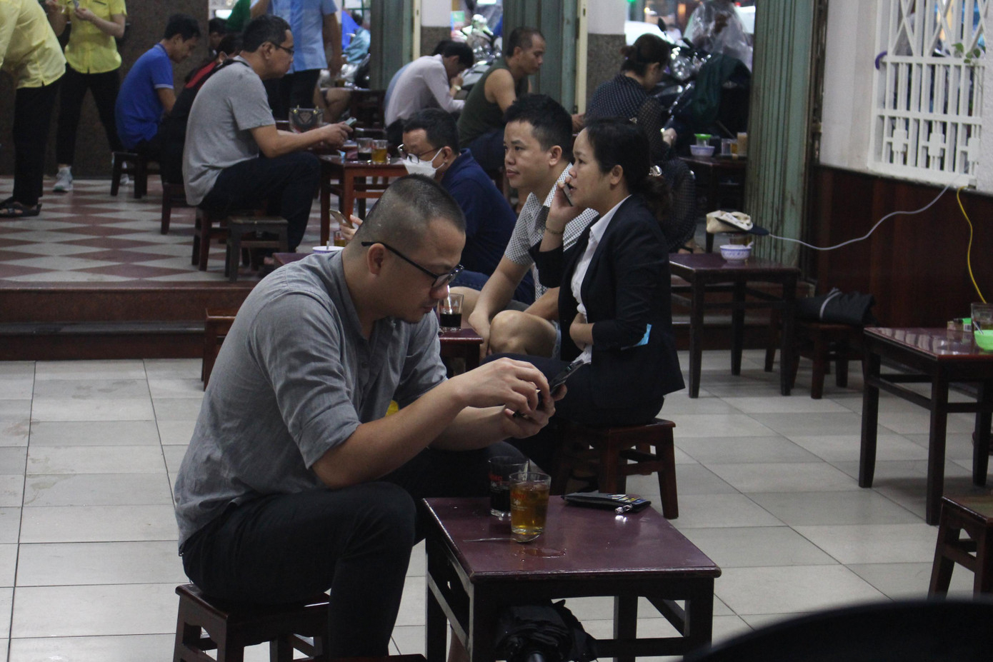 Tại quán cafe Long (ngã tư Lê Lợi - Quang Trung, quận Hải Châu), khách đến khá đông, vì đây là một địa chỉ nổi tiếng của Đà Nẵng. Tuy nhiên mọi người chủ yếu uống một mình hoặc ngồi bàn chỉ khoảng 2 - 3 người.