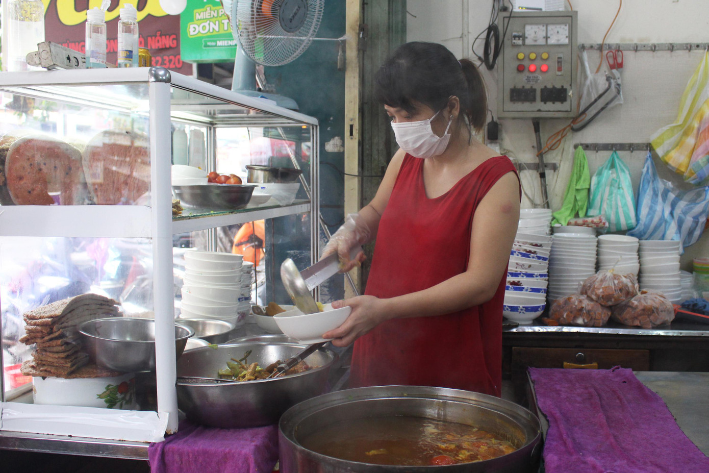 Quán bún chả cá lâu đời ở đường Hùng Vương (quận Thanh Khê) cũng khá thưa khách. Theo bà Trần Thị Lan (66 tuổi, chủ quán), lượng khách trong sáng đầu tiên mở bán lại cũng chưa được nhiều.