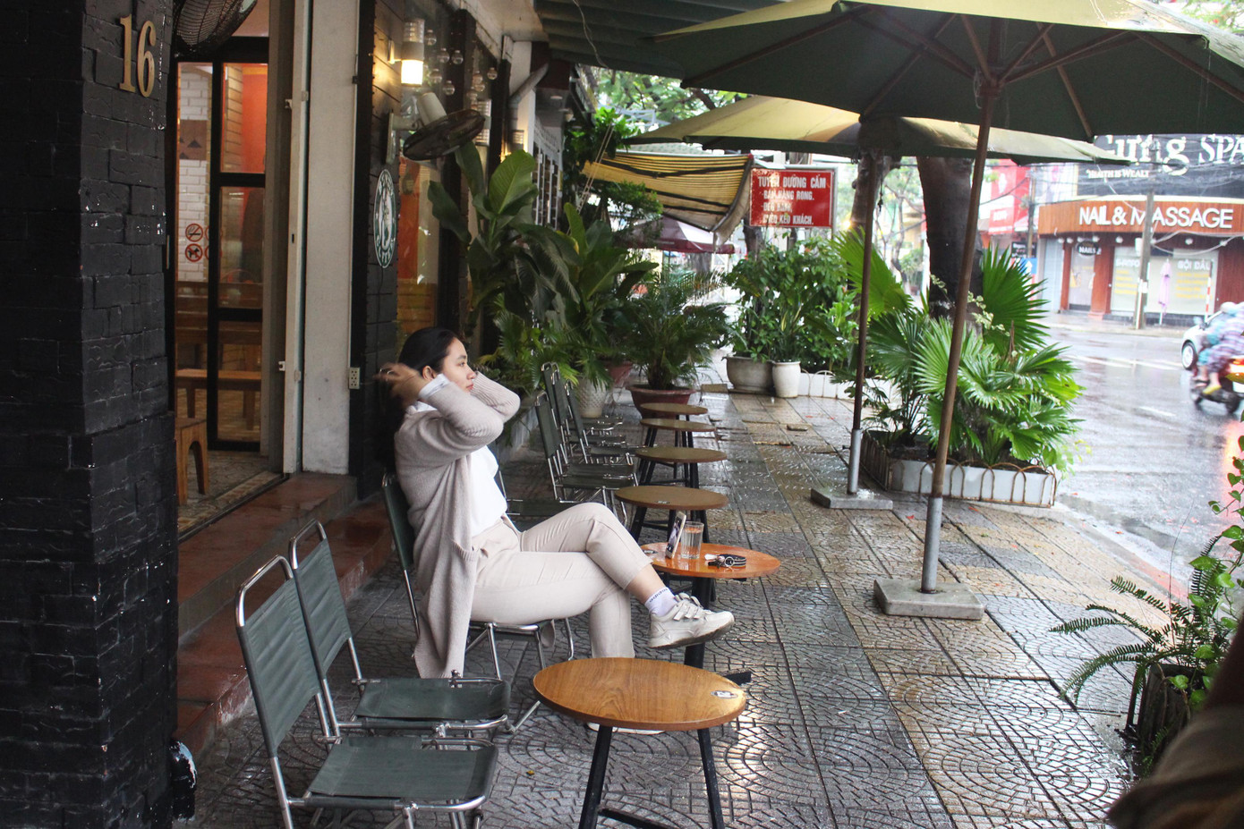 Sáng sớm, chị Trần Thị Lan Hương (nhân viên chăm sóc khách hàng) đã có mặt ở quán cafe quen gần công ty để thưởng thức một cốc cafe. "Thời gian dài ở nhà, không được lê la hàng quán, tôi cũng cảm thấy bí bách, được uống cafe, ăn uống tại chỗ trở lại tất nhiên sẽ thấy thoải mái hơn. Đà Nẵng cũng hơn nửa tháng không có ca nhiễm cộng đồng nên tôi cũng thấy an toàn", chị Hương nói.