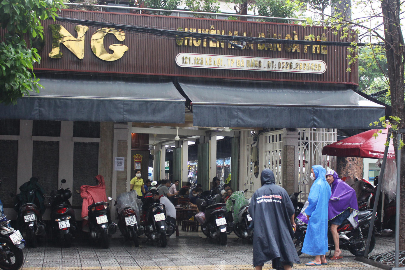 Sáng 16/10, hàng quán ở Đà Nẵng được mở cửa phục vụ tại chỗ trở lại sau khoảng 3 tháng tạm dừng hoạt động này. Ghi nhận trong ngày đầu mở bán, khách hàng tại các quán ăn, quán cafe... vẫn khá thưa vắng so với thời điểm trước dịch. Ảnh: Giang Thanh