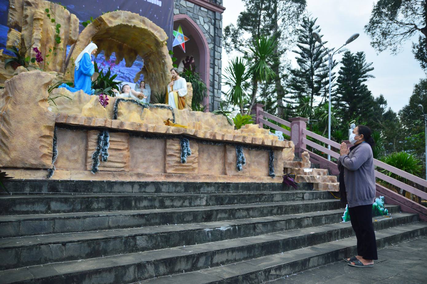 Vì tình hình dịch bệnh vẫn còn diễn biến phức tạp, các giáo xứ trên địa bàn Đà Nẵng tổ chức chương trình Thánh Lễ đêm Giáng Sinh kết hợp giữa hình thức trực tiếp và gián tiếp, hạn chế tập trung đông người trong cùng một thời điểm, mỗi giáo họ hoặc gia đình giáo dân sẽ cử đại diện tham dự chương trình Thánh Lễ tại các Nhà thờ để đảm bảo quy định phòng, chống dịch.