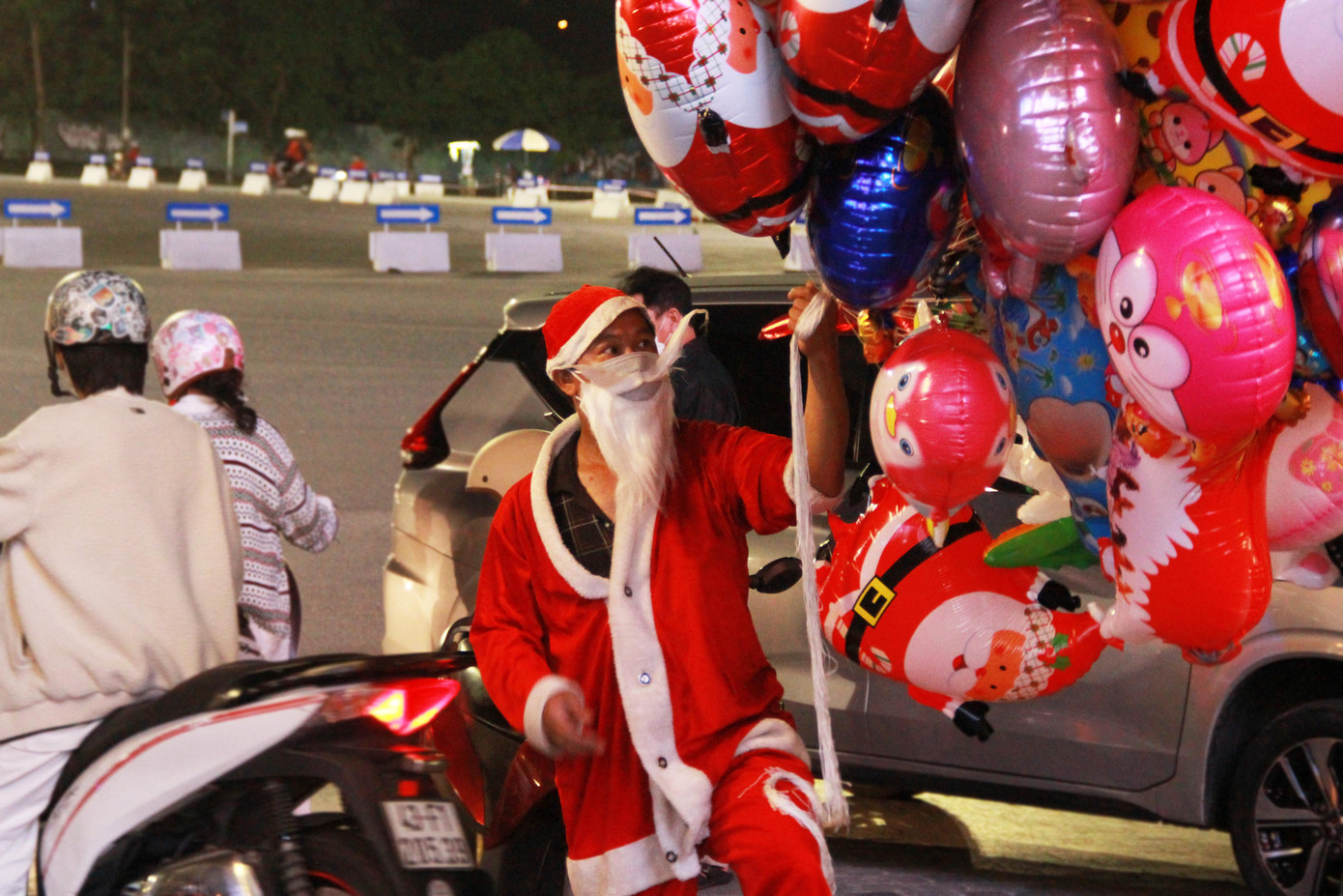 Những ông già Noel trong trang phục đỏ xuất hiện trên phố thu hút sự chú ý của các em nhỏ. Mặt hàng bóng bay ông già Noel cũng được nhiều bậc phụ huynh ưu tiên chọn mua cho con em.