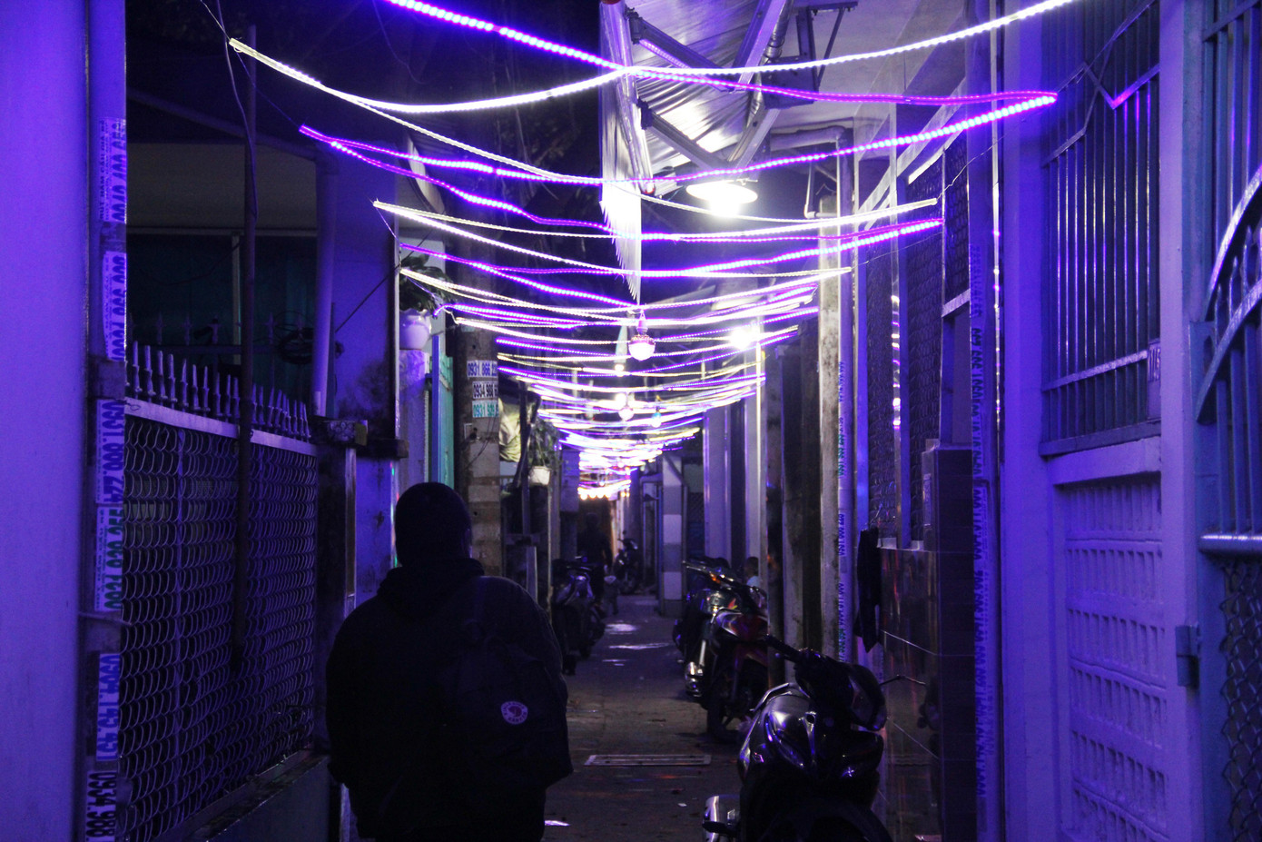 Các khu vực dân cư tập trung đông giáo dân được trang hoàng lung linh ánh đèn, chào đón dịp lễ quan trọng trong năm.