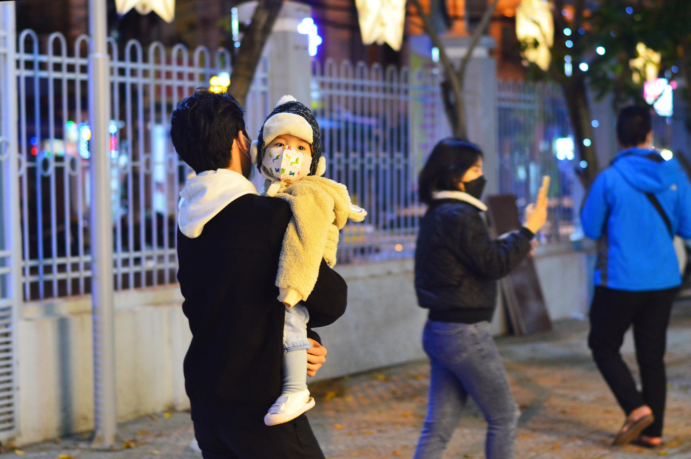 Tại Nhà thờ Chánh Tòa Đà Nẵng (quận Hải Châu), nhiều người dân cũng đến để đi lễ, tham quan, chụp hình, theo dõi các chương trình tập luyện, tổng duyệt cho Thánh Lễ... Tuy nhiên, số lượng giảm nhiều so với mọi năm.