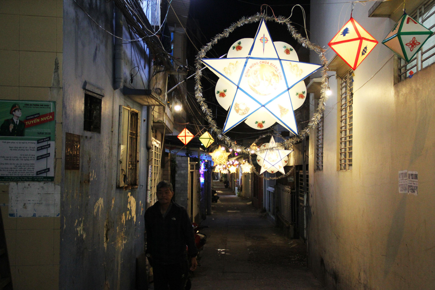 Một kiệt nhỏ ở đường Trần Cao Vân (khu vực Giáo xứ Tam Tòa) được thắp sáng bằng hệ thống đèn led, đèn lồng trang trí kéo dài từ đầu đến cuối kiệt.