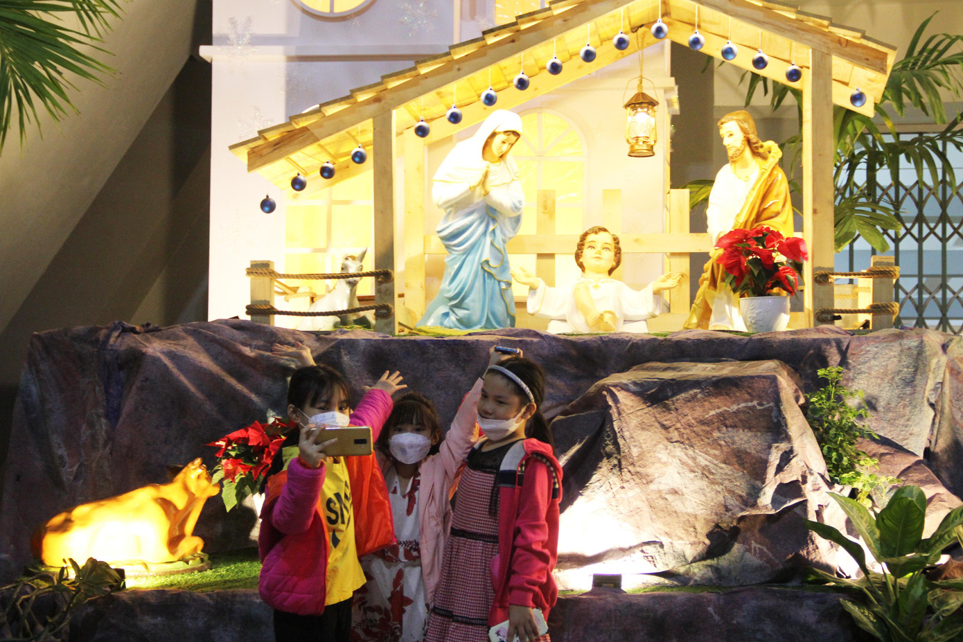 Năm nay, Nhà thờ cũng chỉ trang trí các tiểu cảnh lớn, không tổ chức trang trí nhiều tiểu cảnh khắp khuôn viên như mọi năm.
