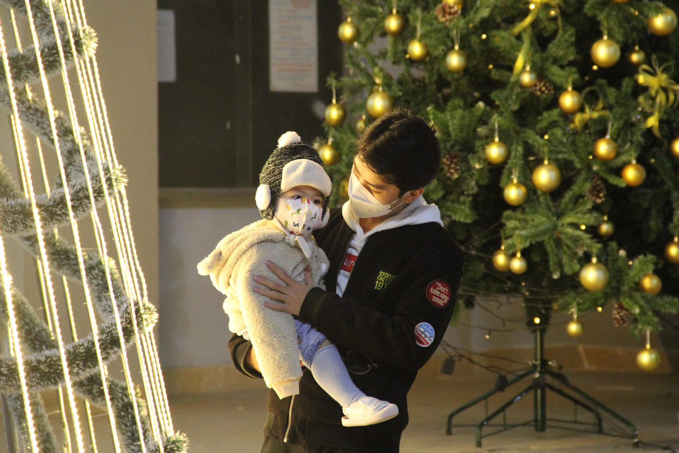 Nhiều gia đình trẻ tranh thủ đi dạo khu vực nhà thờ, chụp hình với cây thông Noel được trang hoàng lung linh hay tiểu cảnh hang đá đón không khí Giáng sinh. Người dân cũng rất cẩn trọng, đeo khẩu trang để đảm bảo an toàn.