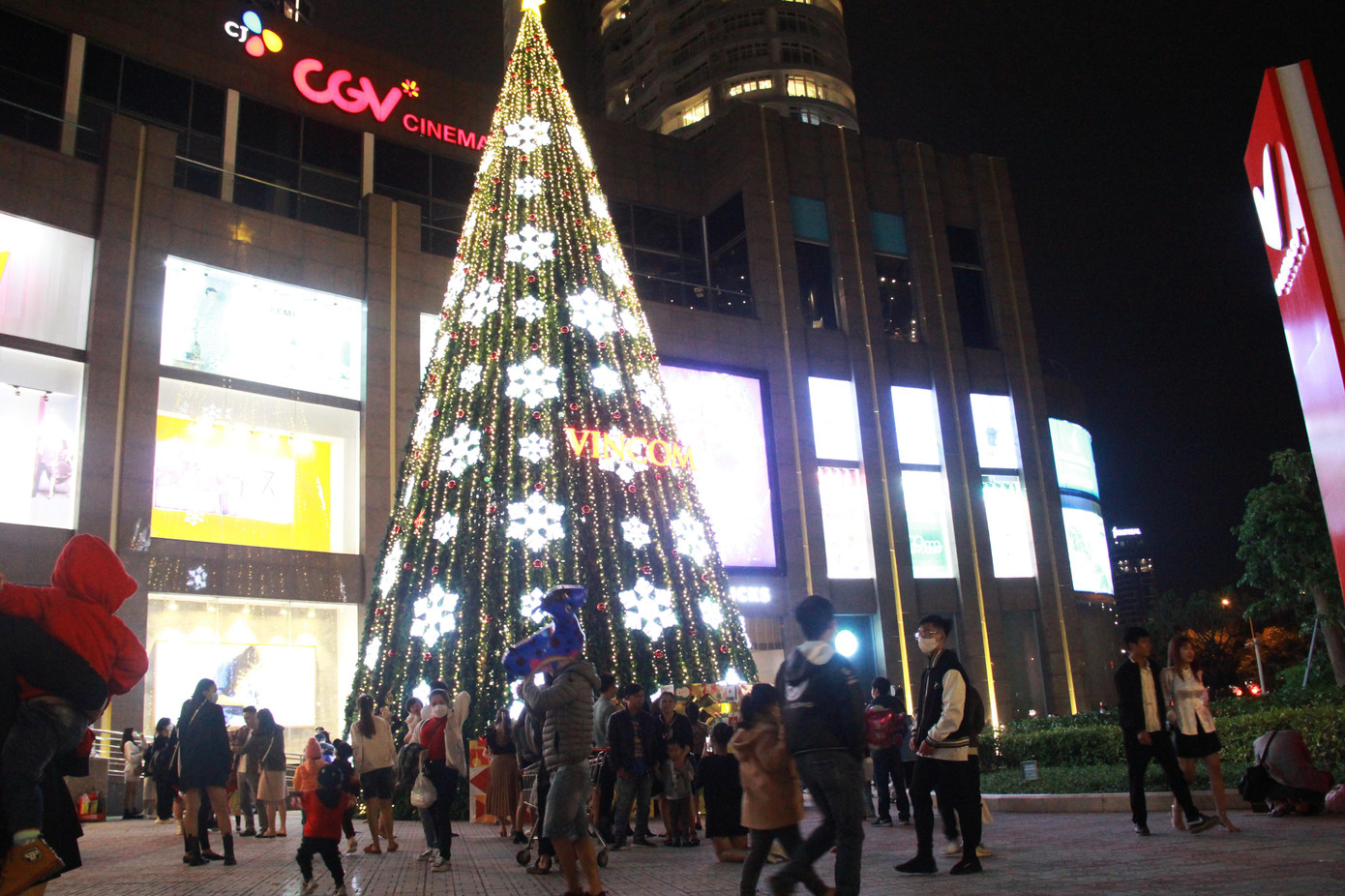 Các khu vui chơi lớn ở Đà Nẵng như Công viên Châu Á, Chợ đêm Helio... cũng chưa hoạt động trở lại, không trang trí Noel. Vì vậy, nhiều người dân, đặc biệt là giới trẻ tập trung về khu vực cây thông Noel khổng lồ trước Vincom để chụp hình "checkin".