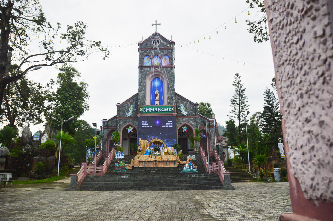 Khác với mọi năm, nhà thờ Giáo xứ Hòa Ninh (huyện Hòa Vang, Đà Nẵng) khá thưa vắng. Người dân đến thăm quan, đi lễ cũng thưa thớt hơn. Mọi người chủ yếu đi riêng lẻ chứ không tập trung đông vào một thời điểm.