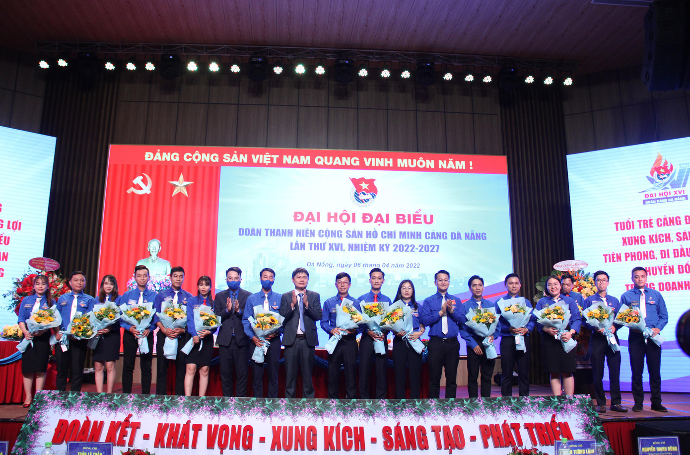 Anh Nguyễn Tường Lâm, Bí thư TƯ Đoàn, ông Trần Lê Tuấn, Tổng Giám đốc Cảng Đà Nẵng, anh Nguyễn Mạnh Dũng, Bí thư Thành Đoàn Đà Nẵng tặng hoa cho Ban chấp hành Đoàn Thanh niên Cảng Đà Nẵng khóa XVI Anh Nguyễn Tường Lâm, Bí thư TƯ Đoàn, ông Trần Lê Tuấn, Tổng Giám đốc Cảng Đà Nẵng, anh Nguyễn Mạnh Dũng, Bí thư Thành Đoàn Đà Nẵng tặng hoa cho Ban chấp hành Đoàn Thanh niên Cảng Đà Nẵng khóa XVI