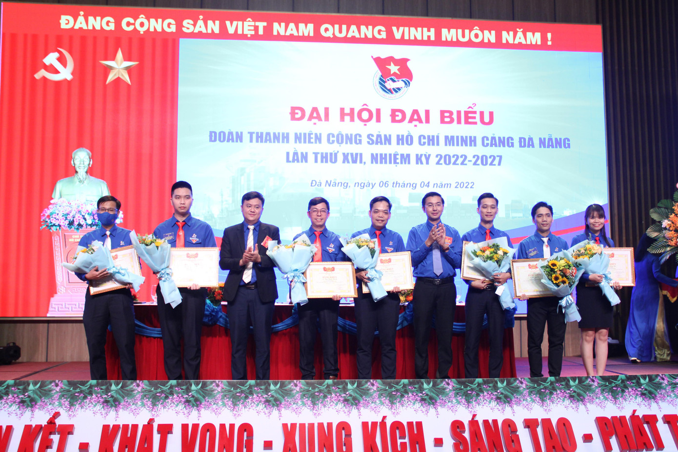 Thành Đoàn Đà Nẵng tặng bằng khen cho 2 tập thể, 7 cá nhân có thành tích xuất sắc trong công tác đoàn và phong trào thanh thiếu nhi nhiệm kỳ 2017 - 2022 Thành Đoàn Đà Nẵng tặng bằng khen cho 2 tập thể, 7 cá nhân có thành tích xuất sắc trong công tác đoàn và phong trào thanh thiếu nhi nhiệm kỳ 2017 - 2022