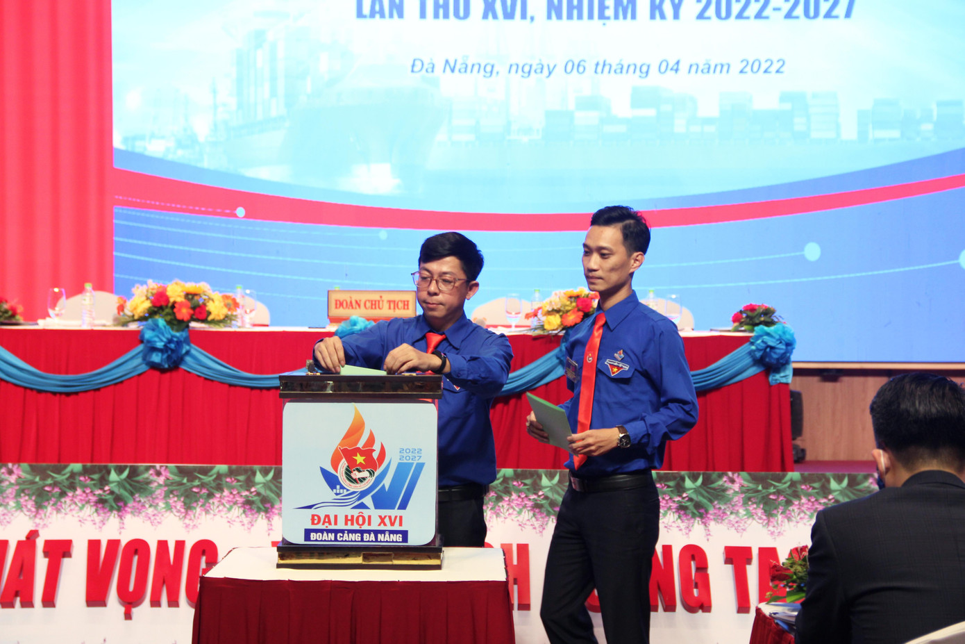 Các đại biểu bỏ phiếu bầu chức danh Bí thư trực tiếp tại Đại hội Các đại biểu bỏ phiếu bầu chức danh Bí thư trực tiếp tại Đại hội