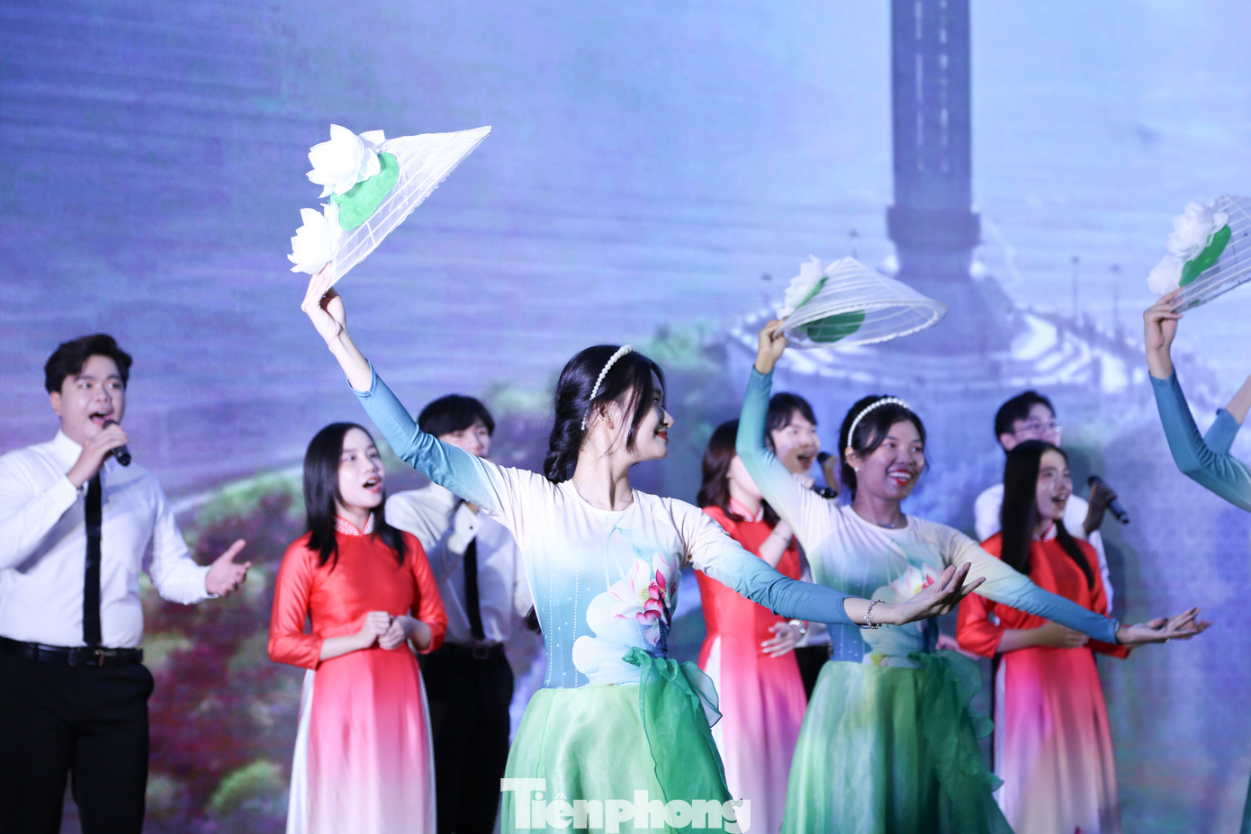 Chủ đề năm nay của Chương trình là Sống một đời có “lãi” - kêu gọi các bạn sinh viên lựa chọn một lối sống lành mạnh, một cuộc sống nhân văn, một mục tiêu sống trong sáng để mang lại những giá trị tốt đẹp cho xã hội. Sau 2 tháng triển khai Vòng Sơ khảo và bình chọn online, chương trình đã nhận được 532 tiết mục tham gia tới từ sinh viên đang học tập tại tất cả các tỉnh, thành phố trên cả nước và gần 150 nghìn lượt bình chọn trực tuyến trên website của chương trình. Chủ đề năm nay của Chương trình là Sống một đời có “lãi” - kêu gọi các bạn sinh viên lựa chọn một lối sống lành mạnh, một cuộc sống nhân văn, một mục tiêu sống trong sáng để mang lại những giá trị tốt đẹp cho xã hội. Sau 2 tháng triển khai Vòng Sơ khảo và bình chọn online, chương trình đã nhận được 532 tiết mục tham gia tới từ sinh viên đang học tập tại tất cả các tỉnh, thành phố trên cả nước và gần 150 nghìn lượt bình chọn trực tuyến trên website của chương trình.