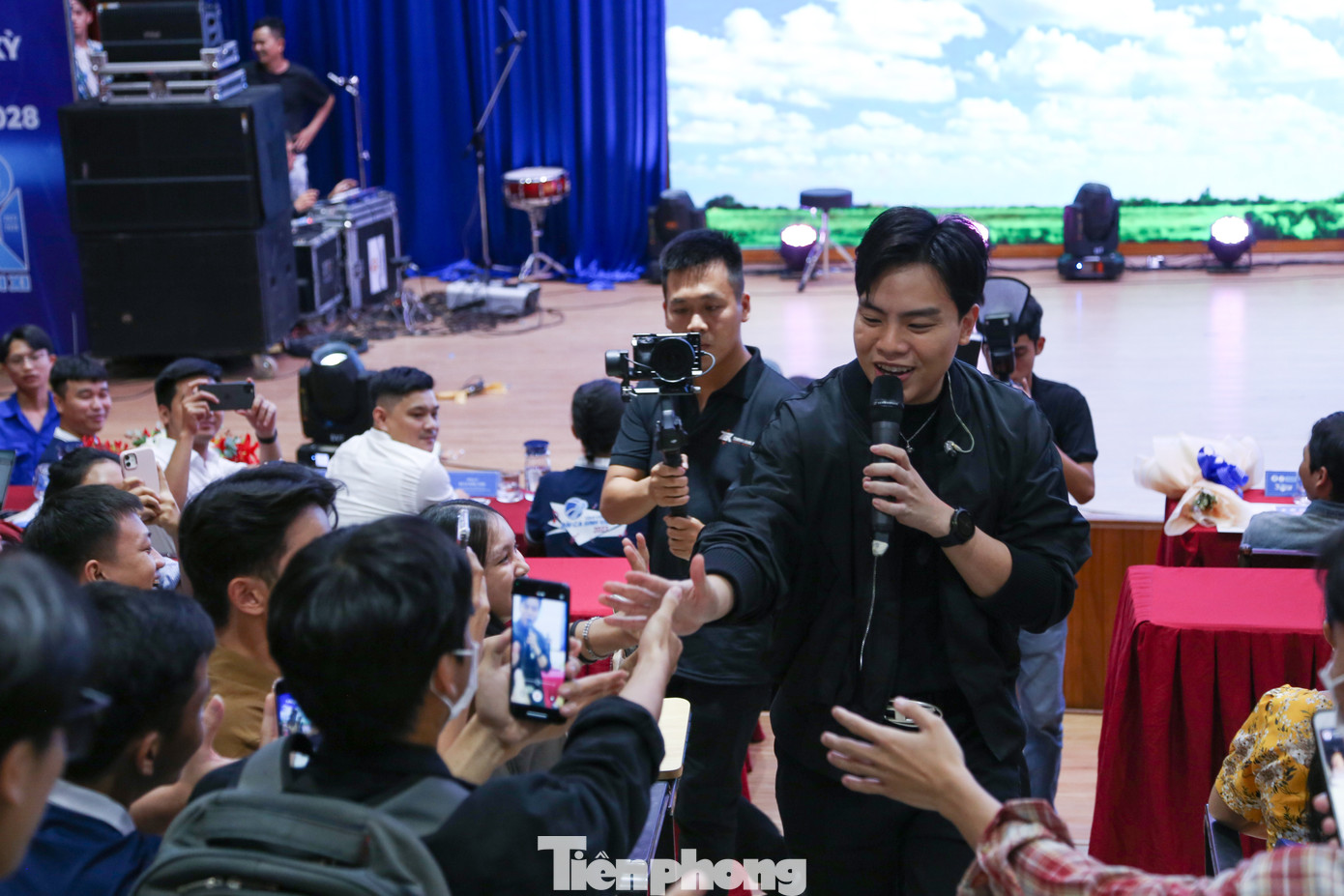 Hứa Kim Tuyền mang đến với sinh viên Đà Nẵng ca khúc Hai mươi hai và Giữa đại lộ Đông Tây. Đây là những tác phẩm do chính anh sáng tác, được ca sĩ trẻ Amee và ca sĩ Uyên Linh thể hiện, từng "làm mưa làm gió" ở các bảng xếp hạng và trên mạng xã hội. Hứa Kim Tuyền mang đến với sinh viên Đà Nẵng ca khúc Hai mươi hai và Giữa đại lộ Đông Tây. Đây là những tác phẩm do chính anh sáng tác, được ca sĩ trẻ Amee và ca sĩ Uyên Linh thể hiện, từng "làm mưa làm gió" ở các bảng xếp hạng và trên mạng xã hội.