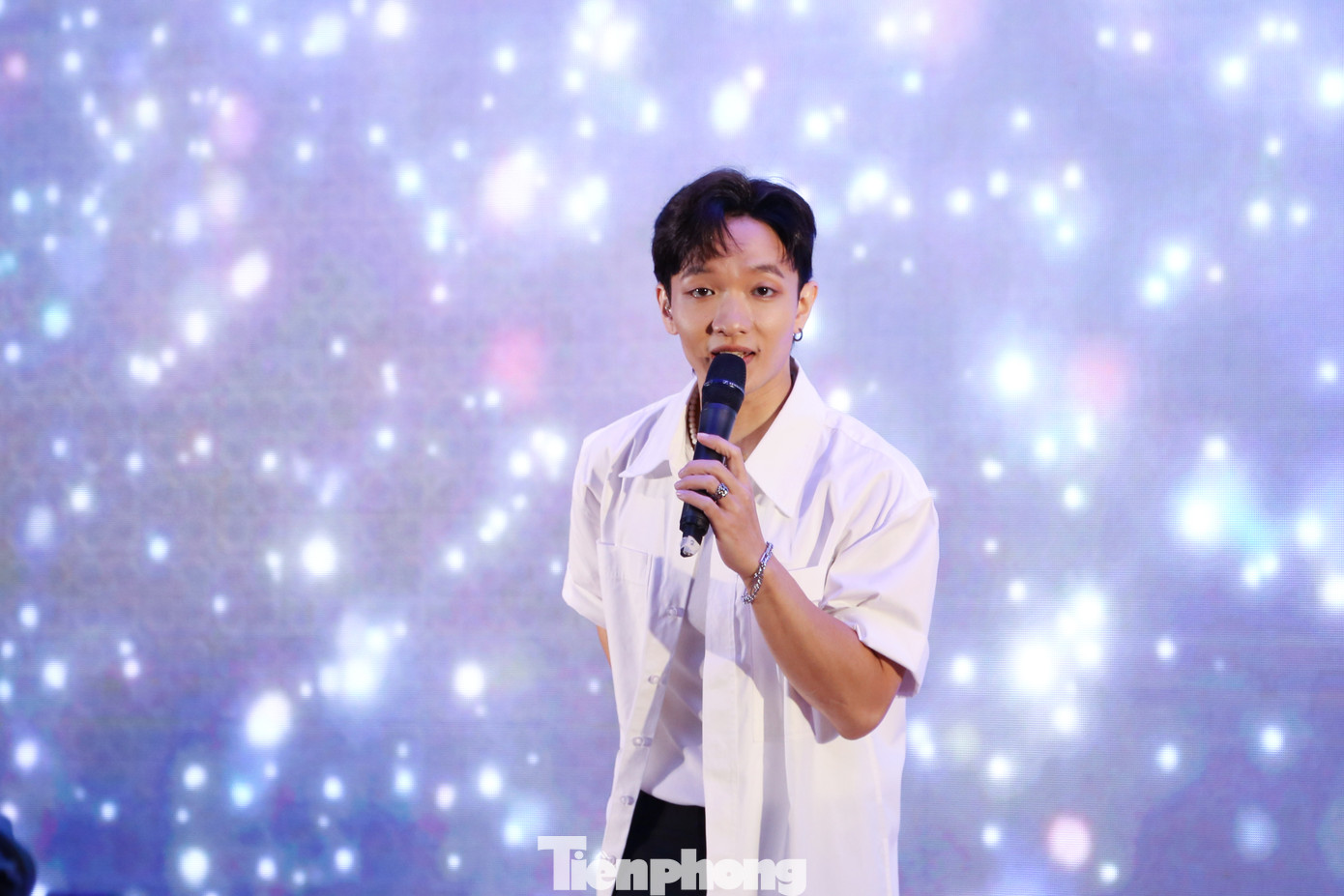 Nam ca sĩ lần lượt biểu diễn các bản hit Đôi mươi, Nép vào anh và nghe anh hát, Nàng thơ và Yếu đuối. Tất cả sinh viên có mặt ở hội trường đều hòa giọng theo từng bản hit của Hoàng Dũng tạo nên không khí hết sức sôi động. Nam ca sĩ lần lượt biểu diễn các bản hit Đôi mươi, Nép vào anh và nghe anh hát, Nàng thơ và Yếu đuối. Tất cả sinh viên có mặt ở hội trường đều hòa giọng theo từng bản hit của Hoàng Dũng tạo nên không khí hết sức sôi động.