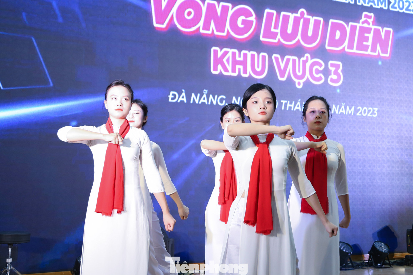 Bên cạnh đó, đêm lưu diễn khu vực 3 của Hành trình bài ca sinh viên năm nay có sự tham gia của 9 tiết mục đến từ các cá nhân, nhóm nhạc là sinh viên đang theo học tại các trường ĐH, CĐ và HV ở khu vực Bắc Trung bộ và Nam Trung bộ. Trong đó, có một tiết mục có số điểm bình chọn cao nhất và các tiết mục còn lại được xét chọn từ Hội đồng giám khảo của chương trình. Bên cạnh đó, đêm lưu diễn khu vực 3 của Hành trình bài ca sinh viên năm nay có sự tham gia của 9 tiết mục đến từ các cá nhân, nhóm nhạc là sinh viên đang theo học tại các trường ĐH, CĐ và HV ở khu vực Bắc Trung bộ và Nam Trung bộ. Trong đó, có một tiết mục có số điểm bình chọn cao nhất và các tiết mục còn lại được xét chọn từ Hội đồng giám khảo của chương trình.