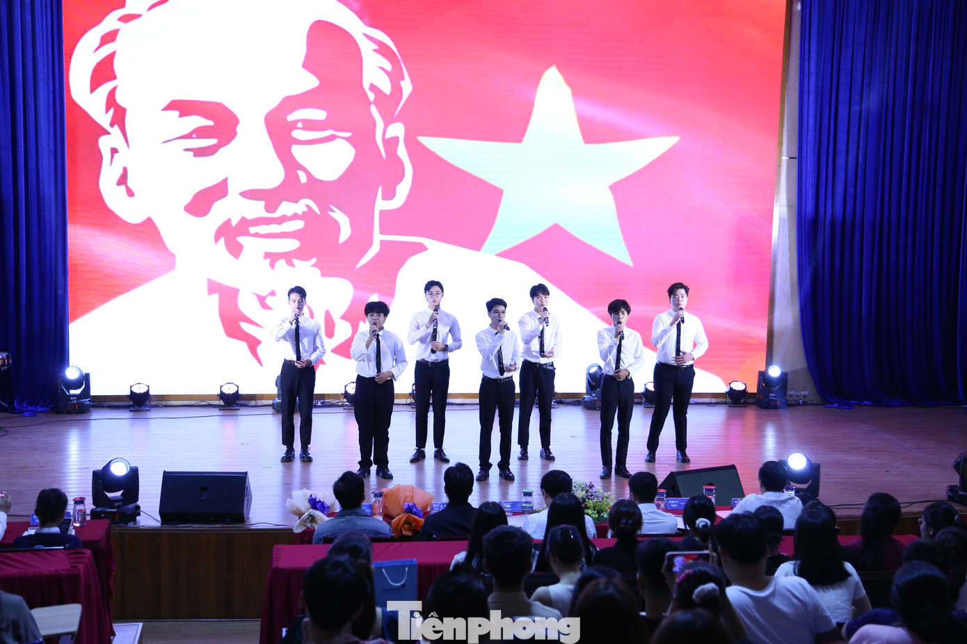 Tối 20/10, tại trường ĐH Bách khoa - ĐH Đà Nẵng diễn ra Vòng Lưu diễn “On stages” Khu vực 3 của Chương trình Hành trình bài ca sinh viên năm 2023. Qua 3 lần tổ chức, chương trình thu hút sự quan tâm của đông đảo sinh viên trên cả nước. Ảnh: Giang Thanh Tối 20/10, tại trường ĐH Bách khoa - ĐH Đà Nẵng diễn ra Vòng Lưu diễn “On stages” Khu vực 3 của Chương trình Hành trình bài ca sinh viên năm 2023. Qua 3 lần tổ chức, chương trình thu hút sự quan tâm của đông đảo sinh viên trên cả nước. Ảnh: Giang Thanh