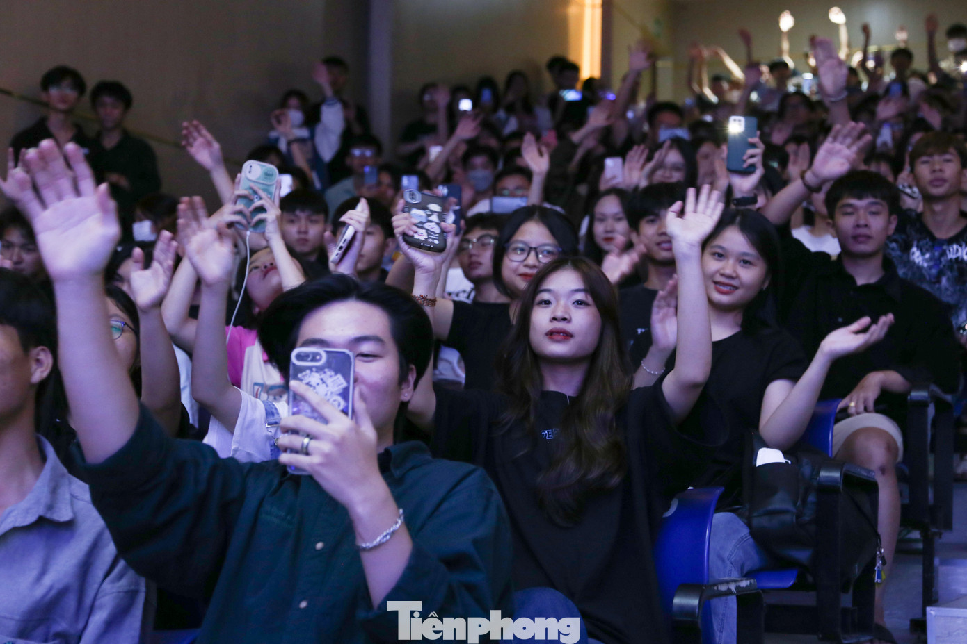 Ánh đèn flash lấp lánh theo từng bản tình ca của Á quân Giọng hát Việt năm 2015. Nam ca sĩ cũng gửi lời cảm ơn đến khán giả Đà Nẵng và khẳng định những sân khấu sinh viên là sân khấu "cháy" nhất mà anh từng biểu diễn. Ánh đèn flash lấp lánh theo từng bản tình ca của Á quân Giọng hát Việt năm 2015. Nam ca sĩ cũng gửi lời cảm ơn đến khán giả Đà Nẵng và khẳng định những sân khấu sinh viên là sân khấu "cháy" nhất mà anh từng biểu diễn.