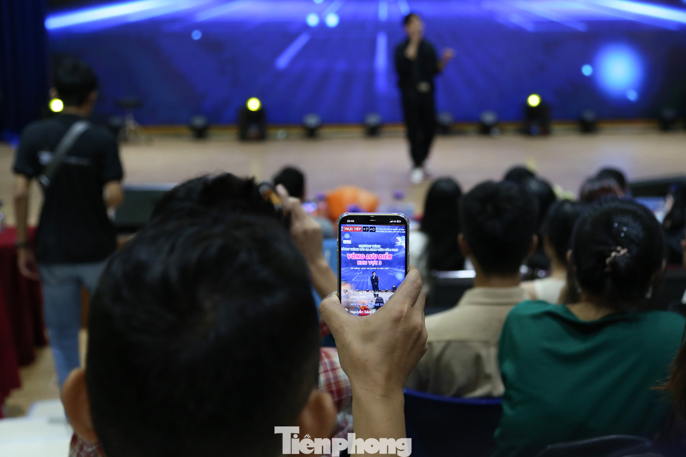 Hứa Kim Tuyền mang đến với sinh viên Đà Nẵng ca khúc Hai mươi hai và Giữa đại lộ Đông Tây. Đây là những tác phẩm do chính anh sáng tác, được ca sĩ trẻ Amee và ca sĩ Uyên Linh thể hiện, từng "làm mưa làm gió" ở các bảng xếp hạng và trên mạng xã hội. Hứa Kim Tuyền mang đến với sinh viên Đà Nẵng ca khúc Hai mươi hai và Giữa đại lộ Đông Tây. Đây là những tác phẩm do chính anh sáng tác, được ca sĩ trẻ Amee và ca sĩ Uyên Linh thể hiện, từng "làm mưa làm gió" ở các bảng xếp hạng và trên mạng xã hội.