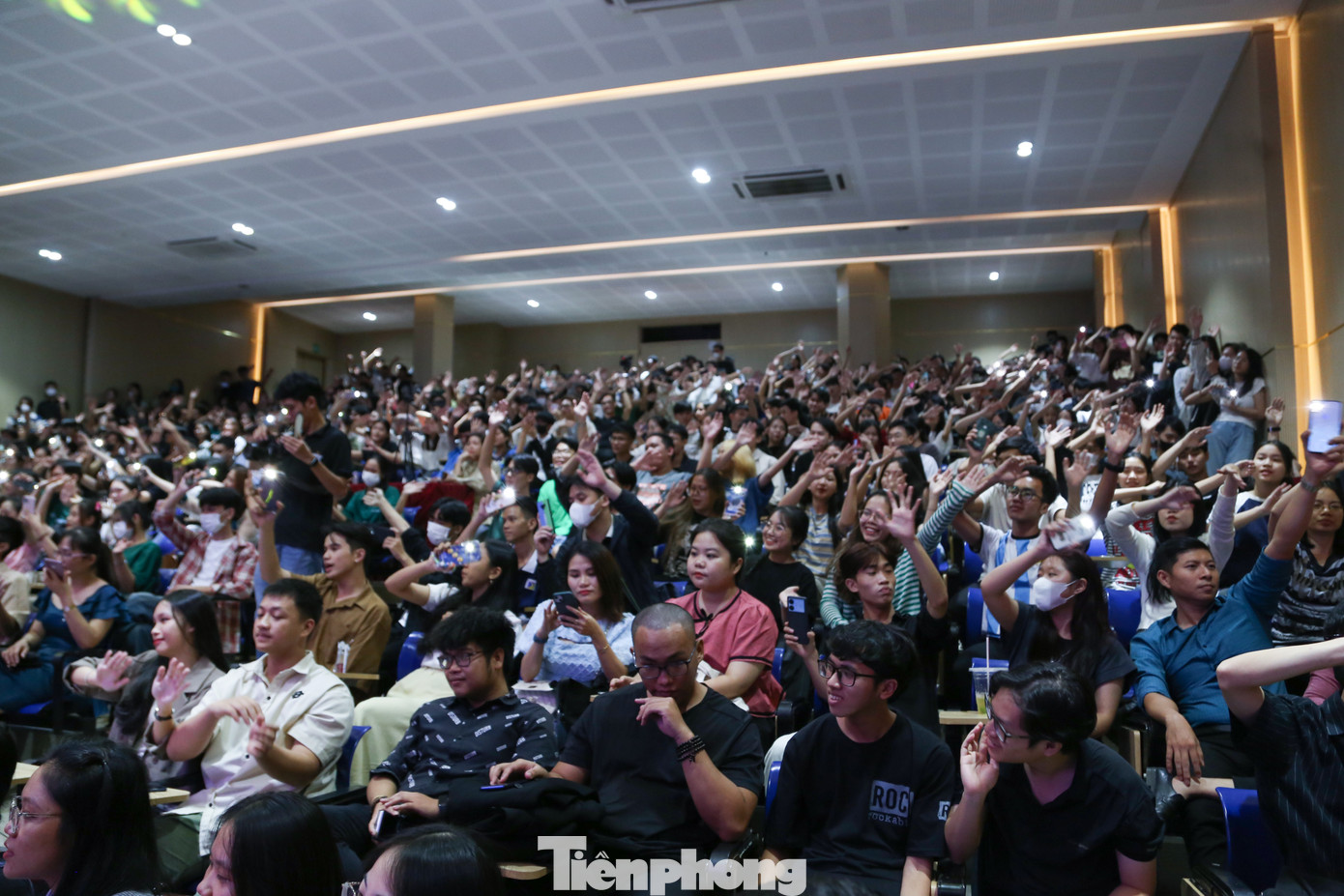 Ánh đèn flash lấp lánh theo từng bản tình ca của Á quân Giọng hát Việt năm 2015. Nam ca sĩ cũng gửi lời cảm ơn đến khán giả Đà Nẵng và khẳng định những sân khấu sinh viên là sân khấu "cháy" nhất mà anh từng biểu diễn. Ánh đèn flash lấp lánh theo từng bản tình ca của Á quân Giọng hát Việt năm 2015. Nam ca sĩ cũng gửi lời cảm ơn đến khán giả Đà Nẵng và khẳng định những sân khấu sinh viên là sân khấu "cháy" nhất mà anh từng biểu diễn.