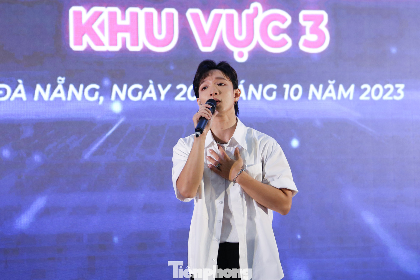 Sự xuất hiện của "hoàng tử tình ca" Hoàng Dũng trên sân khấu của Hành trình bài ca sinh viên ở khu vực miền Trung khiến hội trường ĐH Bách khoa - ĐH Đà Nẵng "nóng" hơn bao giờ hết. Sự xuất hiện của "hoàng tử tình ca" Hoàng Dũng trên sân khấu của Hành trình bài ca sinh viên ở khu vực miền Trung khiến hội trường ĐH Bách khoa - ĐH Đà Nẵng "nóng" hơn bao giờ hết.