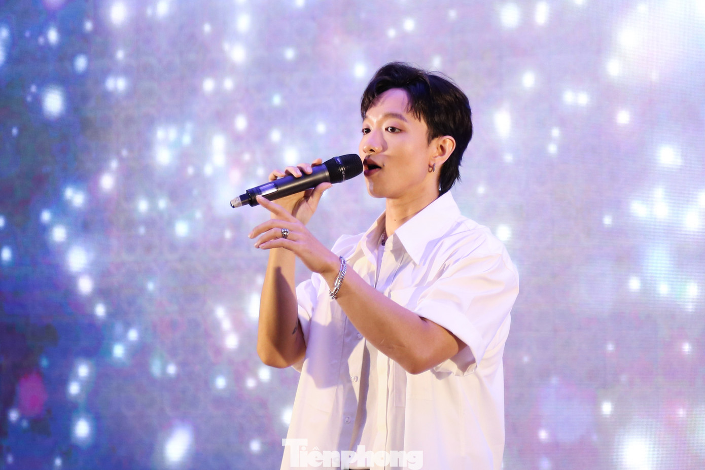 Sự xuất hiện của "hoàng tử tình ca" Hoàng Dũng trên sân khấu của Hành trình bài ca sinh viên ở khu vực miền Trung khiến hội trường ĐH Bách khoa - ĐH Đà Nẵng "nóng" hơn bao giờ hết. Sự xuất hiện của "hoàng tử tình ca" Hoàng Dũng trên sân khấu của Hành trình bài ca sinh viên ở khu vực miền Trung khiến hội trường ĐH Bách khoa - ĐH Đà Nẵng "nóng" hơn bao giờ hết.