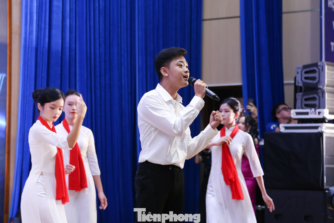 Bên cạnh đó, đêm lưu diễn khu vực 3 của Hành trình bài ca sinh viên năm nay có sự tham gia của 9 tiết mục đến từ các cá nhân, nhóm nhạc là sinh viên đang theo học tại các trường ĐH, CĐ và HV ở khu vực Bắc Trung bộ và Nam Trung bộ. Trong đó, có một tiết mục có số điểm bình chọn cao nhất và các tiết mục còn lại được xét chọn từ Hội đồng giám khảo của chương trình. Bên cạnh đó, đêm lưu diễn khu vực 3 của Hành trình bài ca sinh viên năm nay có sự tham gia của 9 tiết mục đến từ các cá nhân, nhóm nhạc là sinh viên đang theo học tại các trường ĐH, CĐ và HV ở khu vực Bắc Trung bộ và Nam Trung bộ. Trong đó, có một tiết mục có số điểm bình chọn cao nhất và các tiết mục còn lại được xét chọn từ Hội đồng giám khảo của chương trình.