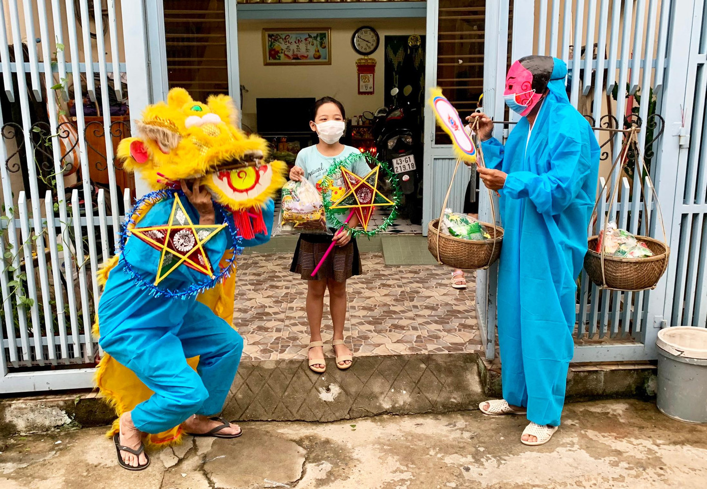 "Nghe chú Đặng tặng quà Trung thu, mấy đứa nhỏ chạy vội đi thay đồ đẹp, đứng trước cửa để chờ ông Địa tới. Trong hoàn cảnh dịch bệnh như thế này, các cháu vẫn được tổ chức Trung thu, được nhận quà, xem múa lân, ông Địa, tôi cũng cảm thấy vui lây”, chị Trang Hồng Vân (tổ 21, phường Hòa An, quận Cẩm Lệ) cho hay. "Nghe chú Đặng tặng quà Trung thu, mấy đứa nhỏ chạy vội đi thay đồ đẹp, đứng trước cửa để chờ ông Địa tới. Trong hoàn cảnh dịch bệnh như thế này, các cháu vẫn được tổ chức Trung thu, được nhận quà, xem múa lân, ông Địa, tôi cũng cảm thấy vui lây”, chị Trang Hồng Vân (tổ 21, phường Hòa An, quận Cẩm Lệ) cho hay.