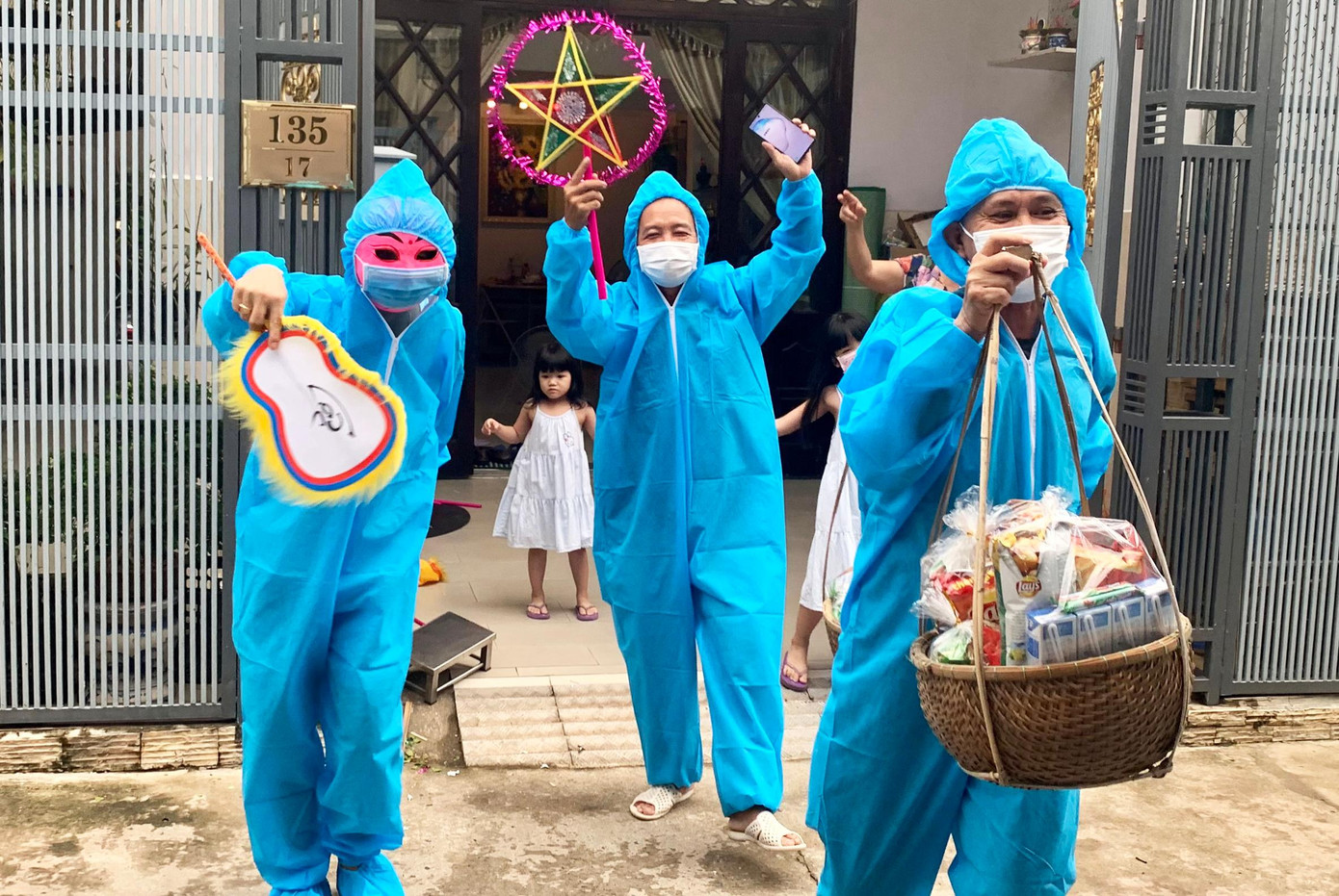 Với mong muốn giúp các em nhỏ trong khu dân cư đón Tết Trung thu giữa thời điểm dịch bệnh, anh Trương Vĩnh Đặng (SN 1986, giáo viên trường Tiểu học Tây Hồ, Đà Nẵng) đã hóa thân thành ông Địa, "trùm kín" bảo hộ đi phát quà. Với mong muốn giúp các em nhỏ trong khu dân cư đón Tết Trung thu giữa thời điểm dịch bệnh, anh Trương Vĩnh Đặng (SN 1986, giáo viên trường Tiểu học Tây Hồ, Đà Nẵng) đã hóa thân thành ông Địa, "trùm kín" bảo hộ đi phát quà.