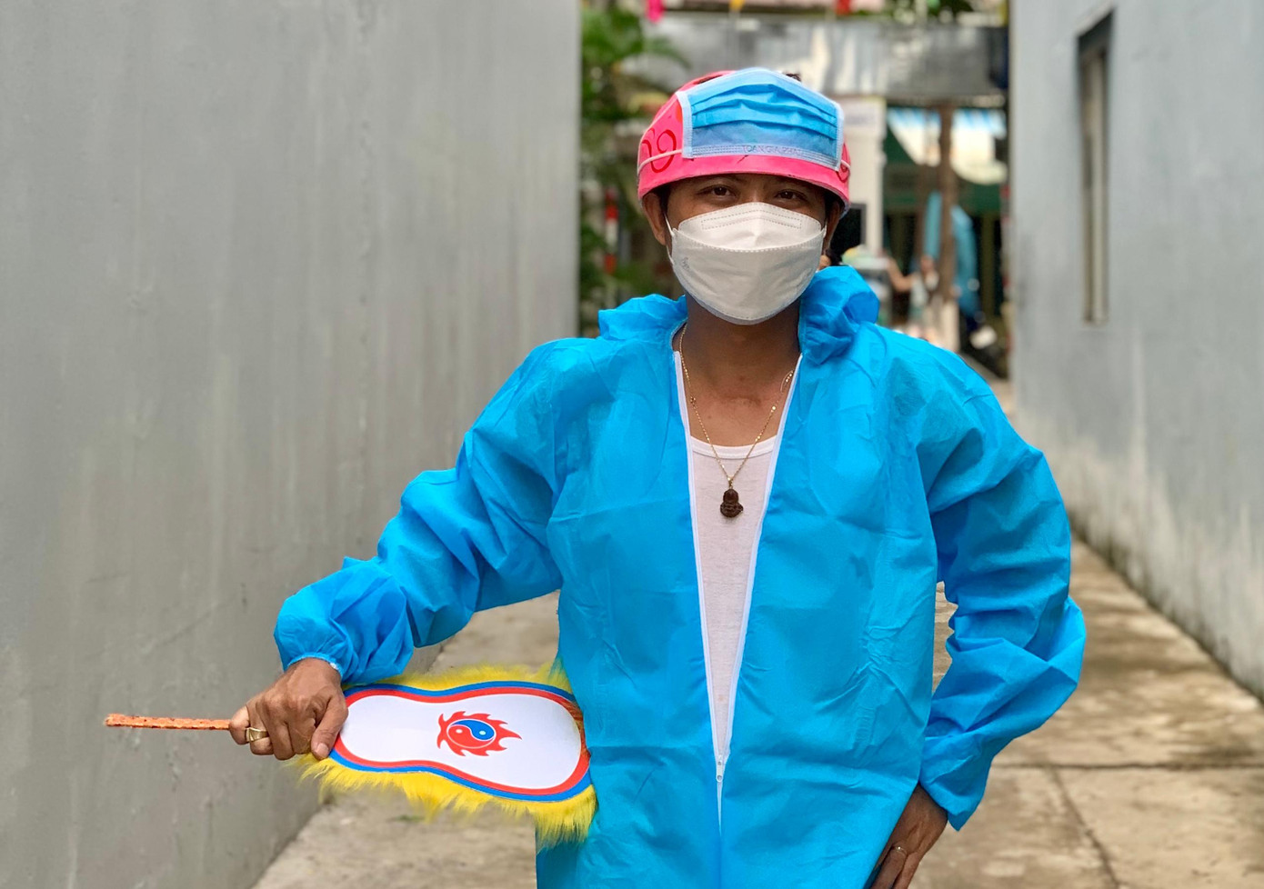 "Ông Địa" Đặng "lên đồ" bảo hộ, đeo mặt nạ và cầm quạt phe phẩy đến từng nhà trong khu dân cư để phát quà Trung thu cho các em nhỏ. "Ông Địa" Đặng "lên đồ" bảo hộ, đeo mặt nạ và cầm quạt phe phẩy đến từng nhà trong khu dân cư để phát quà Trung thu cho các em nhỏ.