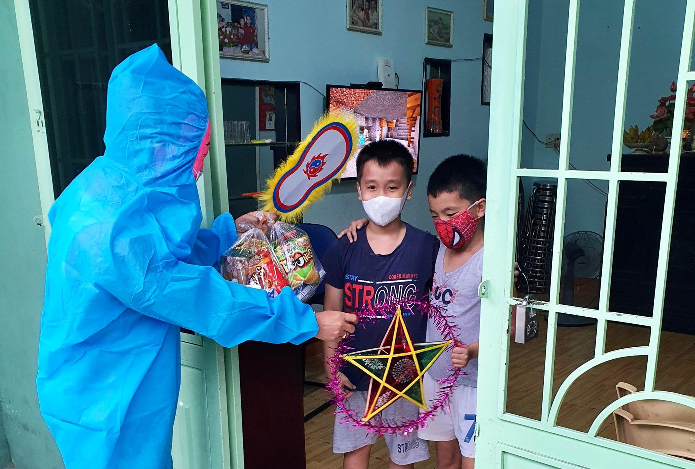 Ông Địa phe phẩy quạt mo cùng chú lân rực rỡ sắc màu nhảy múa khắp những kiệt, hẻm khiến các em nhỏ rất thích thú. Em nào cũng háo hức “ngóng” ông Địa, chú lân ghé tới nhà để nhận đèn ông sao, quà Trung thu. Ông Địa phe phẩy quạt mo cùng chú lân rực rỡ sắc màu nhảy múa khắp những kiệt, hẻm khiến các em nhỏ rất thích thú. Em nào cũng háo hức “ngóng” ông Địa, chú lân ghé tới nhà để nhận đèn ông sao, quà Trung thu.