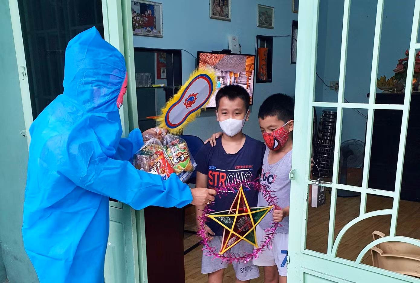 Ông Địa phe phẩy quạt mo cùng chú lân rực rỡ sắc màu nhảy múa khắp những kiệt, hẻm khiến các em nhỏ rất thích thú. Em nào cũng háo hức “ngóng” ông Địa, chú lân ghé tới nhà để nhận đèn ông sao, quà Trung thu.