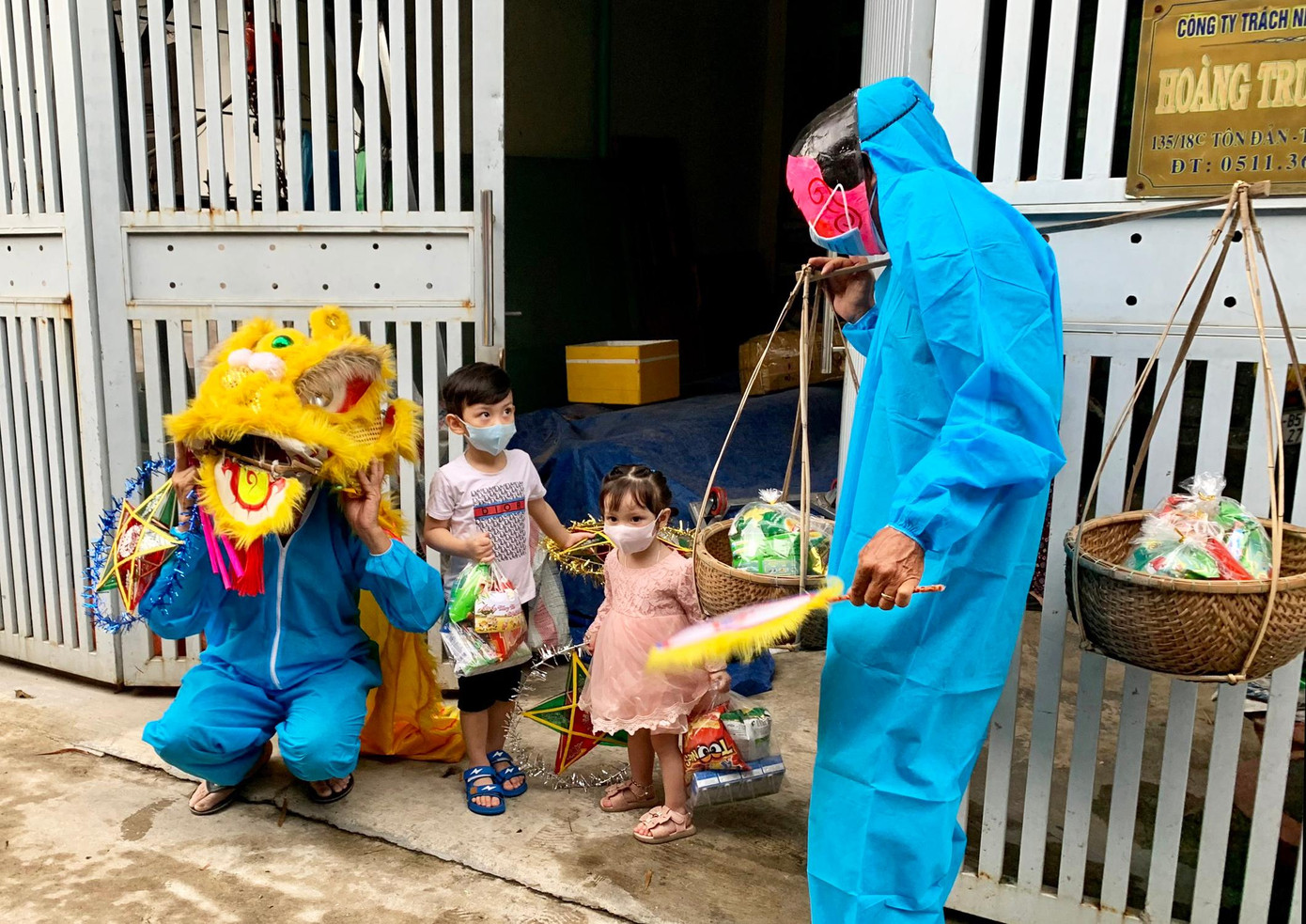 Để chuẩn bị cho chương trình, nhiều ngày trước Tết Trung thu, anh Đặng vận động những hộ khá giả đóng góp nguồn kinh phí để chuẩn bị 72 suất quà cho các em nhỏ trong khu dân cư. Những gói quà gồm bánh Trung thu, gói kẹo, lốc sữa, chiếc đèn lồng, đèn ông sao… được anh Đặng gói cẩn thận, rồi xếp gọn vào đôi thúng. Để chuẩn bị cho chương trình, nhiều ngày trước Tết Trung thu, anh Đặng vận động những hộ khá giả đóng góp nguồn kinh phí để chuẩn bị 72 suất quà cho các em nhỏ trong khu dân cư. Những gói quà gồm bánh Trung thu, gói kẹo, lốc sữa, chiếc đèn lồng, đèn ông sao… được anh Đặng gói cẩn thận, rồi xếp gọn vào đôi thúng.