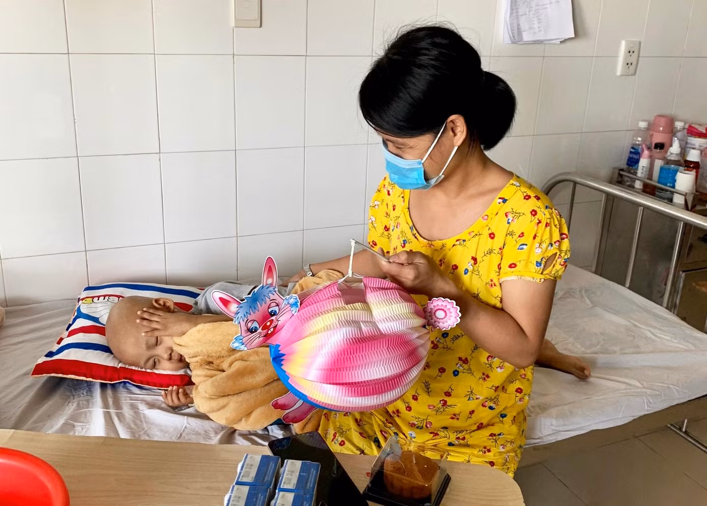 Vì dịch bệnh nên hơn 90 suất quà đã được anh chuyển đến 2 bệnh viện và được các y bác sĩ tiếp nhận, trao tặng đến tận giường bệnh cho các bệnh nhi.