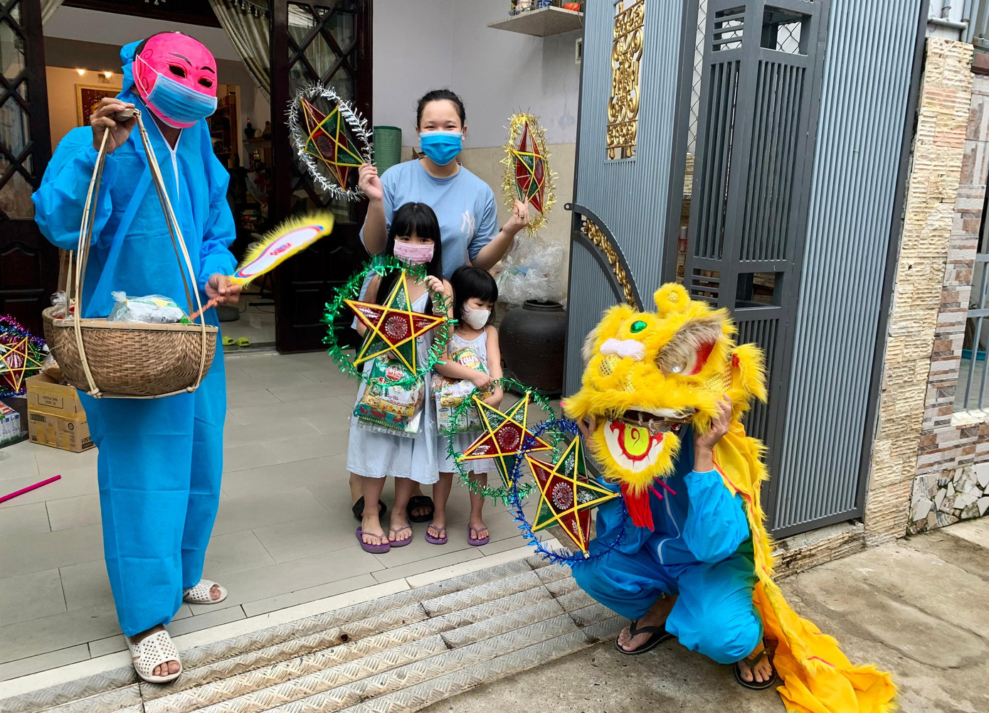 Đặng "ông Địa" “quẩy” quang gánh với 2 thúng quà đầy ắp cùng một người bạn khoác bộ đồ bảo hộ, đội đầu lân nhảy múa trong tiếng trống "cắc tùng" đi tặng cho tất cả các em nhỏ trong khu dân cư. Đặng "ông Địa" “quẩy” quang gánh với 2 thúng quà đầy ắp cùng một người bạn khoác bộ đồ bảo hộ, đội đầu lân nhảy múa trong tiếng trống "cắc tùng" đi tặng cho tất cả các em nhỏ trong khu dân cư.