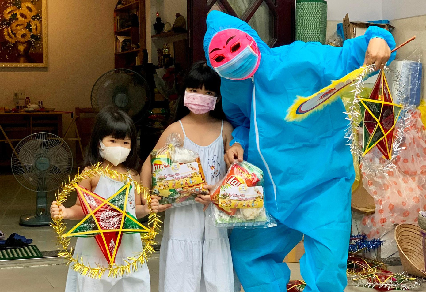 Ý tưởng mặc đồ bảo hộ rồi đeo mặt nạ ông Địa, đội đầu lân đi phát quà do anh Đặng nghĩ ra, trước hết là để đảm bảo an toàn. "Một lý do nữa là cả mùa dịch, các em nhỏ bị ám ảnh bởi bộ đồ bảo hộ kín mít lúc lấy mẫu, đưa người đi cách ly trong khu dân cư. Vì vậy, mình muốn dùng trang phục này hóa thân thành ông Địa, chú lân thân thiện đi tặng quà Trung thu giúp các em có thiện cảm hơn, mang đến niềm vui cho các em trong dịp đặc biệt này”, anh Đặng nói. Ý tưởng mặc đồ bảo hộ rồi đeo mặt nạ ông Địa, đội đầu lân đi phát quà do anh Đặng nghĩ ra, trước hết là để đảm bảo an toàn. "Một lý do nữa là cả mùa dịch, các em nhỏ bị ám ảnh bởi bộ đồ bảo hộ kín mít lúc lấy mẫu, đưa người đi cách ly trong khu dân cư. Vì vậy, mình muốn dùng trang phục này hóa thân thành ông Địa, chú lân thân thiện đi tặng quà Trung thu giúp các em có thiện cảm hơn, mang đến niềm vui cho các em trong dịp đặc biệt này”, anh Đặng nói.