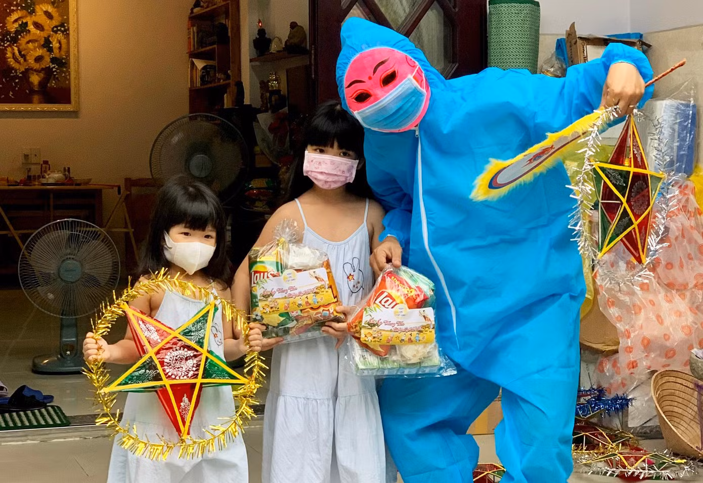 Ý tưởng mặc đồ bảo hộ rồi đeo mặt nạ ông Địa, đội đầu lân đi phát quà do anh Đặng nghĩ ra, trước hết là để đảm bảo an toàn. "Một lý do nữa là cả mùa dịch, các em nhỏ bị ám ảnh bởi bộ đồ bảo hộ kín mít lúc lấy mẫu, đưa người đi cách ly trong khu dân cư. Vì vậy, mình muốn dùng trang phục này hóa thân thành ông Địa, chú lân thân thiện đi tặng quà Trung thu giúp các em có thiện cảm hơn, mang đến niềm vui cho các em trong dịp đặc biệt này”, anh Đặng nói.