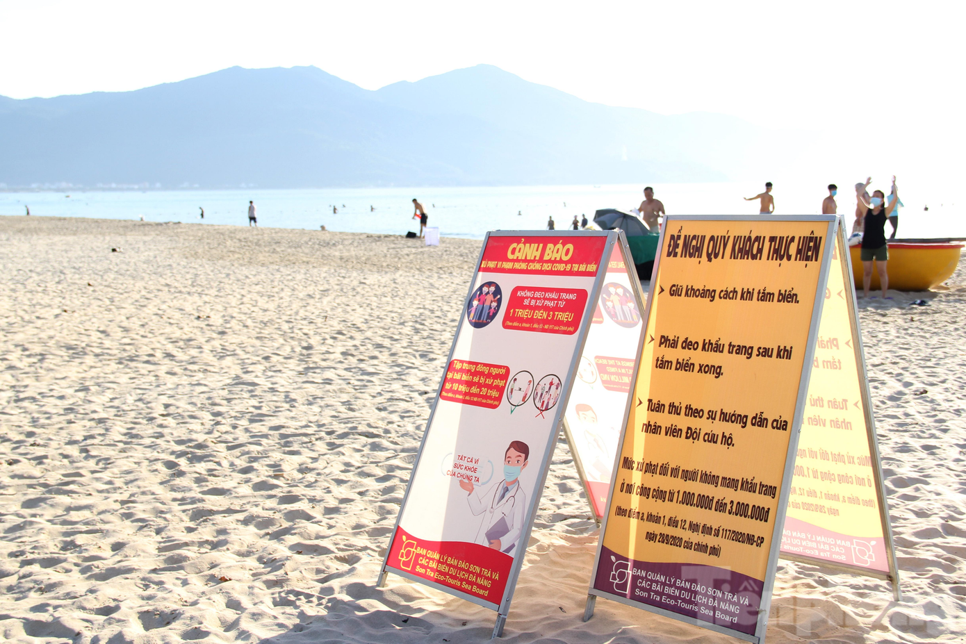 Tại các khu vực bãi tắm, Ban Quản lý Bán đảo Sơn Trà và các bãi biển du lịch Đà Nẵng liên tục phát loa nhắc nhở người dân tuân thủ 5K khi tắm biển để đảm bảo an toàn. Được biết, sau hơn 1 tháng không có ca nhiễm COVID-19 trong cộng đồng, ngày 19/6 Đà Nẵng ghi nhận tới 24 trường hợp mắc mới. Trước diễn biến dịch bệnh phức tạp, UBND TP Đà Nẵng đã yêu cầu một dừng một số hoạt động để phòng chống dịch. Từ 12h ngày 20/6, sẽ dừng hoạt động các nhà hàng, cửa hàng, cơ sở kinh doanh dịch vụ ăn uống. Chỉ được bán hàng cho khách mang đi, đặt hàng và bán hàng qua mạng, giao hàng tận nơi cho khách. Nghiêm cấm phục vụ khách tại chỗ. Việc tắm biển cũng được yêu cầu tạm dừng.