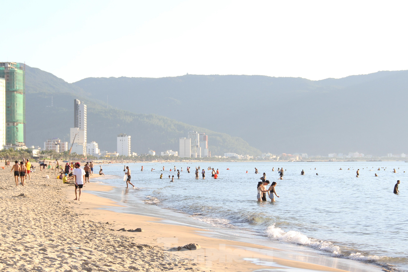 Ghi nhận lúc 6h sáng 20/6, tại khu vực các bãi tắm Phạm Văn Đồng (quận Sơn Trà, Đà Nẵng), hoạt động vẫn diễn ra bình thường nhưng lượng người tới đây thưa vắng hơn hôm qus. Ảnh: Giang Thanh