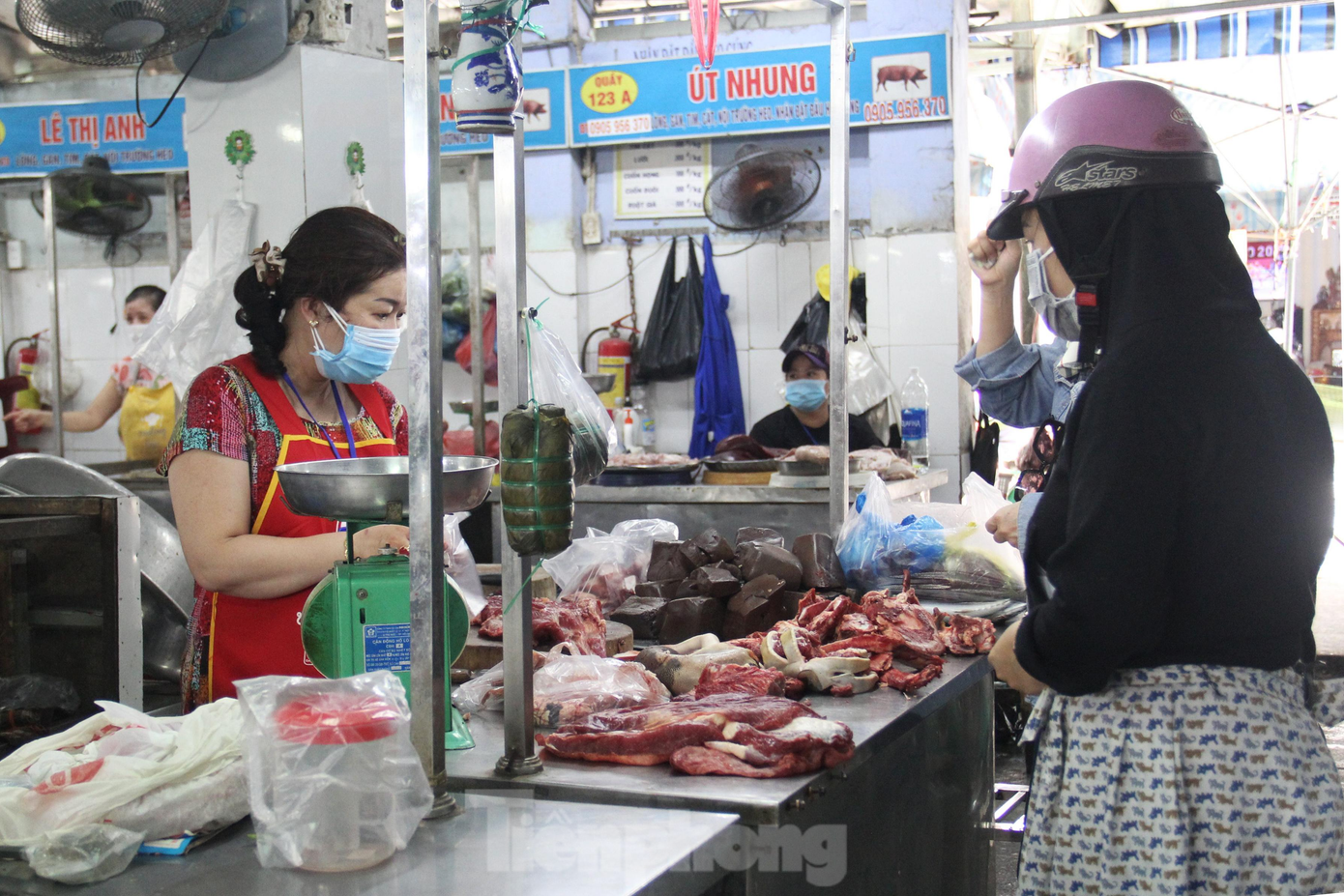 Theo ghi nhận, ngày đầu thực hiện Chỉ thị mới của thành phố, người dân tới chợ thưa thớt. Đã quá trưa, các quầy cá, thịt, rau củ…vẫn còn ăm ắp hàng. Chị Nguyễn Thị Nhung, tiểu thương bán thịt, cho biết, người dân đi chợ ít hơn những ngày trước nên dù chị đã giảm số lượng thịt nhập vào nhưng vẫn ế. Theo ghi nhận, ngày đầu thực hiện Chỉ thị mới của thành phố, người dân tới chợ thưa thớt. Đã quá trưa, các quầy cá, thịt, rau củ…vẫn còn ăm ắp hàng. Chị Nguyễn Thị Nhung, tiểu thương bán thịt, cho biết, người dân đi chợ ít hơn những ngày trước nên dù chị đã giảm số lượng thịt nhập vào nhưng vẫn ế.