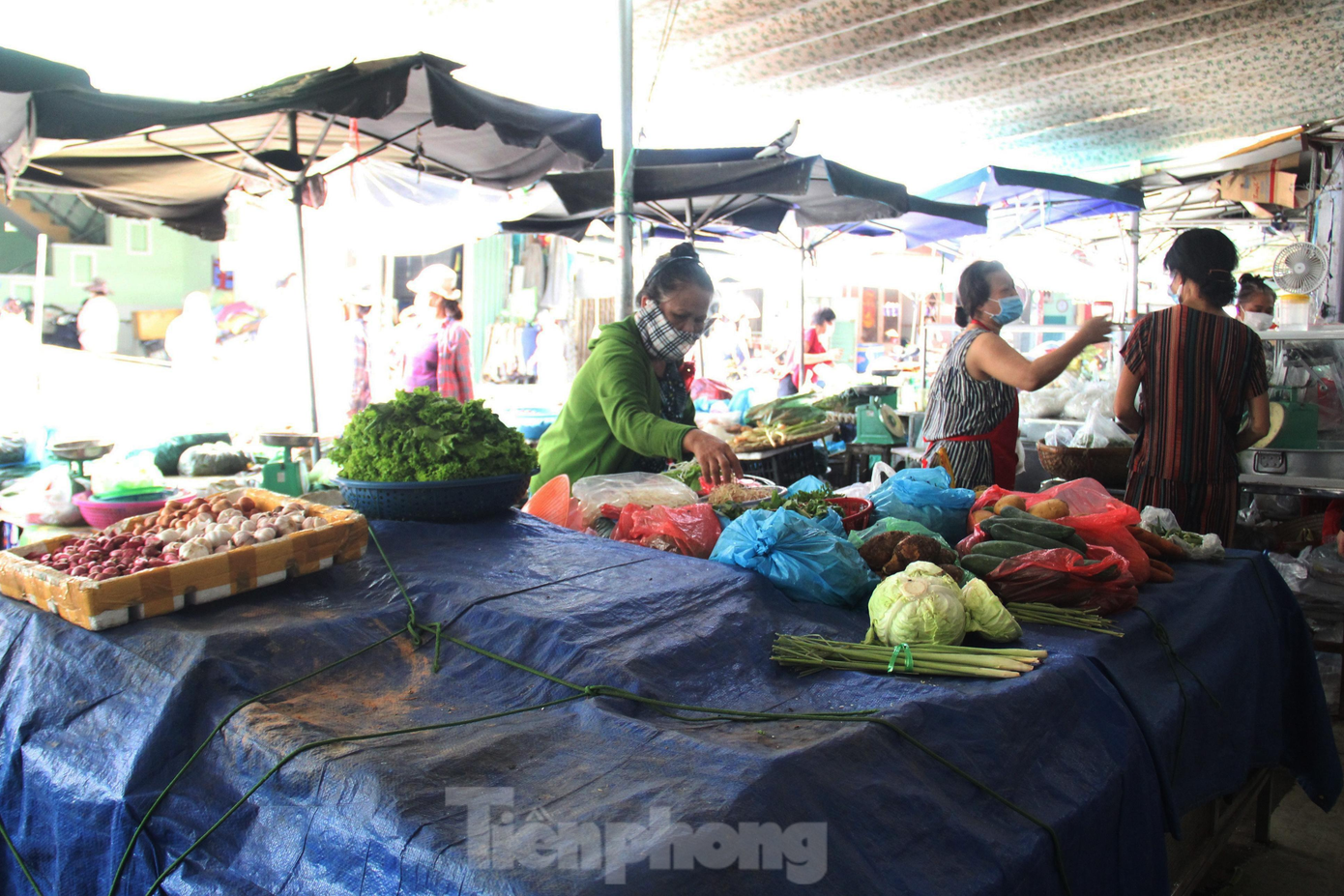 Sáng 1/8, các chợ trên địa bàn Đà Nẵng tiến hành bố trí luân phiên 50% số quầy hàng để đảm bảo quy định giãn cách theo Chỉ thị mới. Ghi nhận tại Chợ Mới (quận Hải Châu, Đà Nẵng), các hàng rau củ, thịt, cá..., được bố trí giãn cách: quầy nghỉ, quầy bán. Sáng 1/8, các chợ trên địa bàn Đà Nẵng tiến hành bố trí luân phiên 50% số quầy hàng để đảm bảo quy định giãn cách theo Chỉ thị mới. Ghi nhận tại Chợ Mới (quận Hải Châu, Đà Nẵng), các hàng rau củ, thịt, cá..., được bố trí giãn cách: quầy nghỉ, quầy bán.