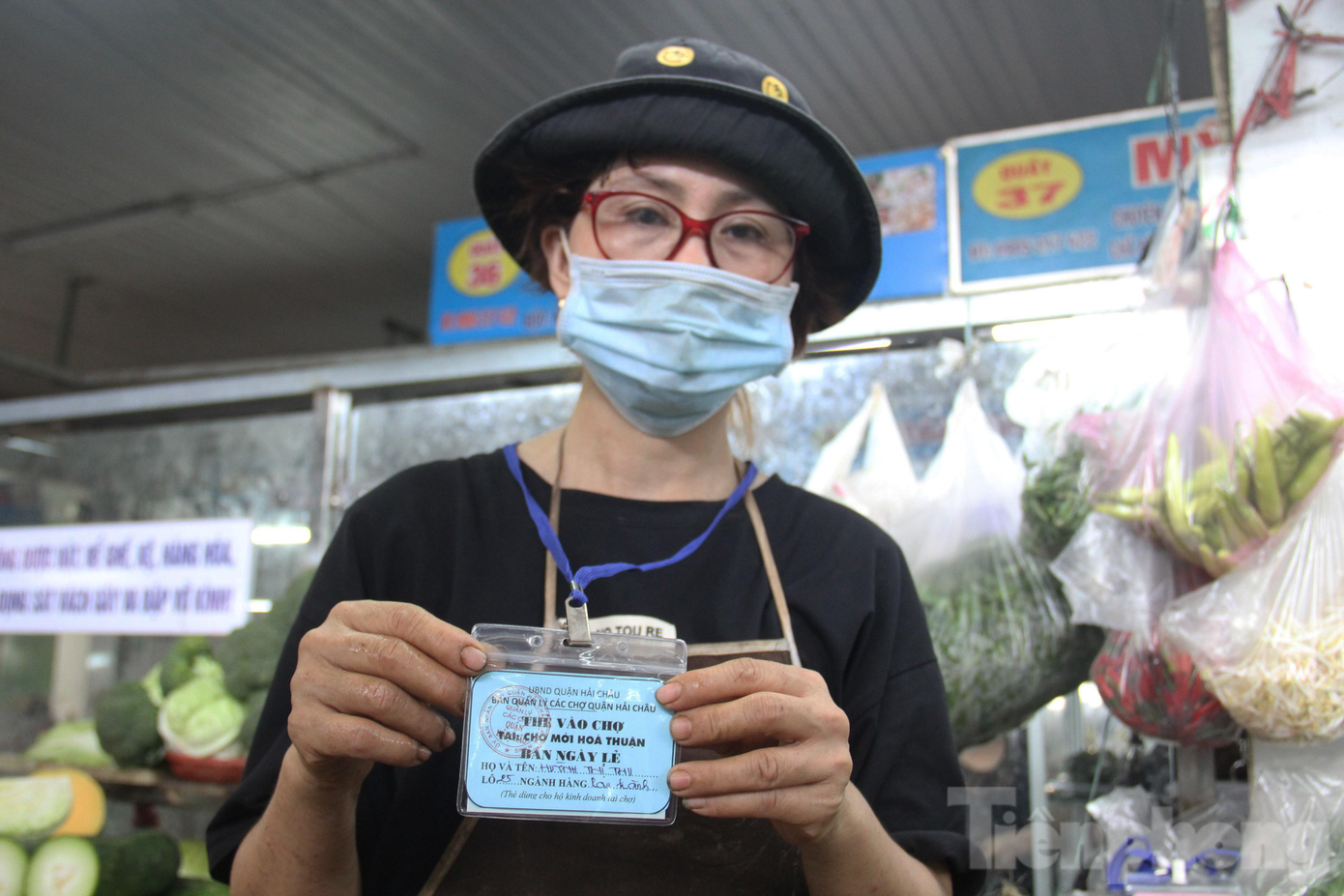 Chị Hoàng Thị Thu, tiểu thương hàng rau hành, cho hay, chị được bố trí bán hàng vào các ngày lẻ. "Từ khi phát thẻ, ngày nào tới chợ tôi cũng đeo. Khi đi ngoài đường, qua chốt kiểm soát, tôi cũng trình thẻ này để được lưu thông", chị Thu nói. Chị Hoàng Thị Thu, tiểu thương hàng rau hành, cho hay, chị được bố trí bán hàng vào các ngày lẻ. "Từ khi phát thẻ, ngày nào tới chợ tôi cũng đeo. Khi đi ngoài đường, qua chốt kiểm soát, tôi cũng trình thẻ này để được lưu thông", chị Thu nói.