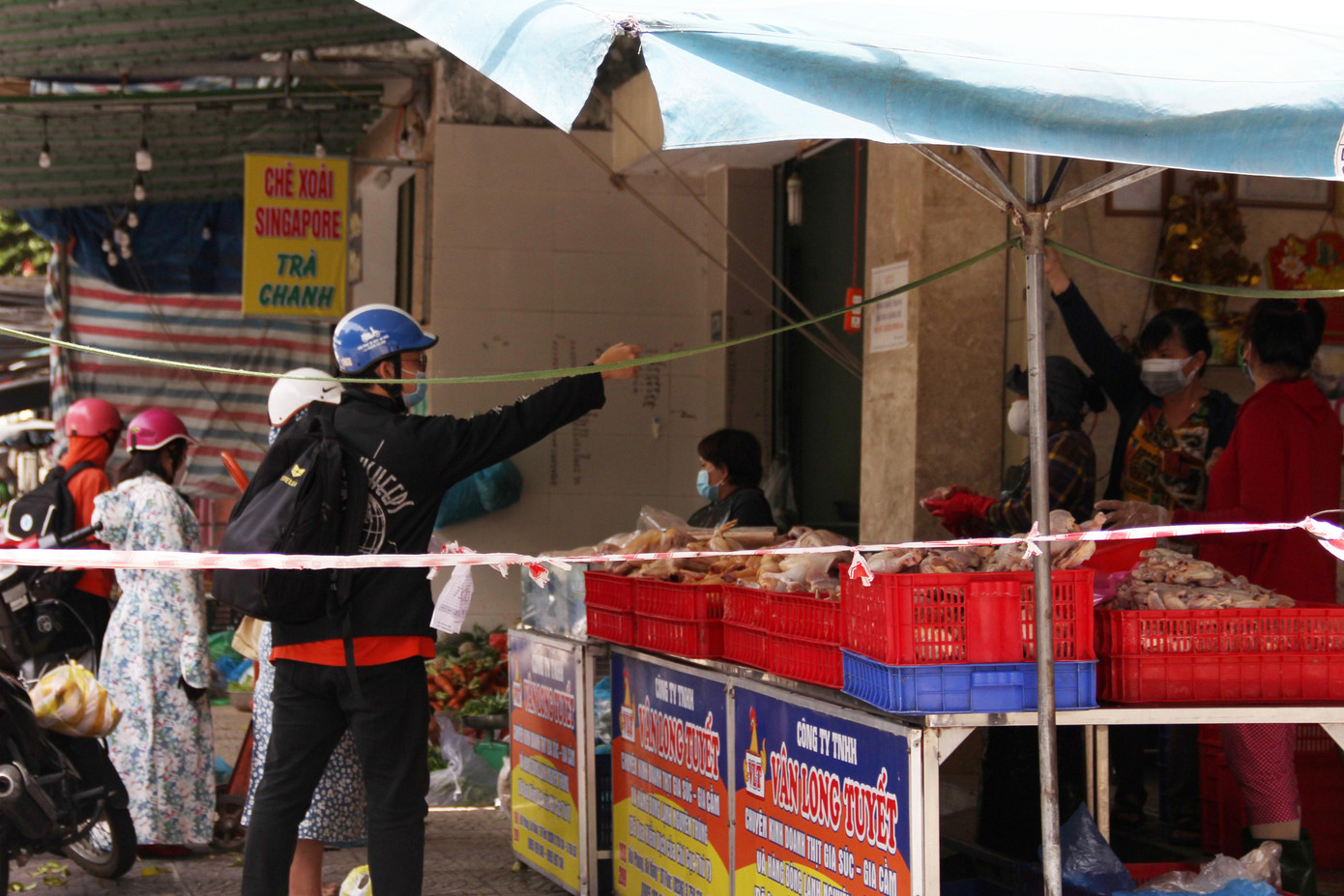 Một quầy thịt chăng dây, yêu cầu người dân giữ khoảng cách khi mua sắm và chỉ cho phép 2 người vào khu vực mua hàng một lượt. Đến giữa trưa, các mặt hàng thịt gà, thịt heo... của cửa hàng vẫn ê hề, khách mua thưa vắng. Một quầy thịt chăng dây, yêu cầu người dân giữ khoảng cách khi mua sắm và chỉ cho phép 2 người vào khu vực mua hàng một lượt. Đến giữa trưa, các mặt hàng thịt gà, thịt heo... của cửa hàng vẫn ê hề, khách mua thưa vắng.