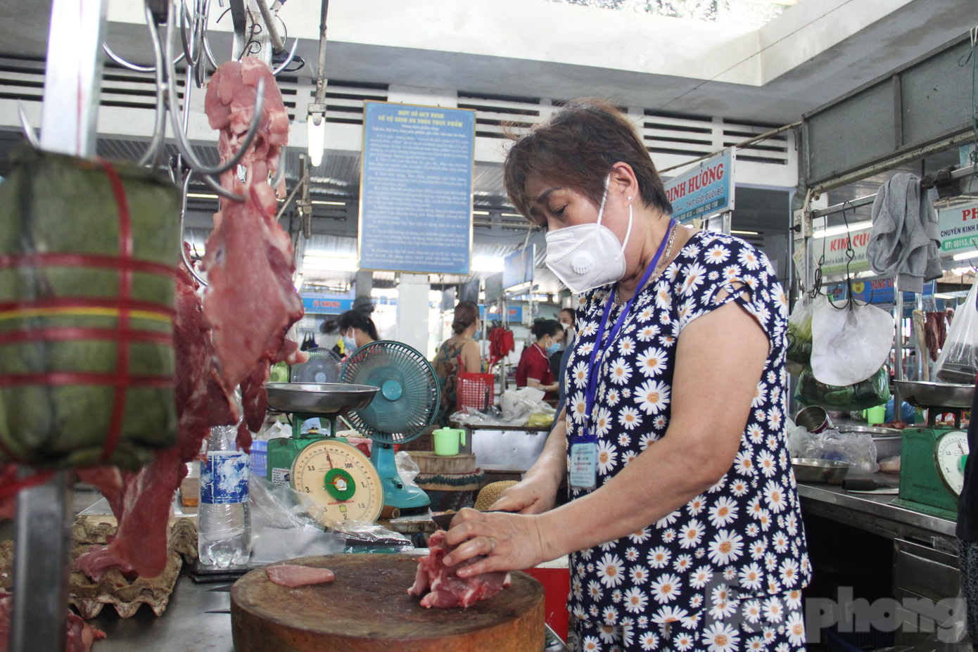 Riêng hàng cá rất thưa thớt vì phần lớn tiểu thương nghỉ bán sau khi cảng cá Thọ Quang ngừng hoạt động. Riêng hàng cá rất thưa thớt vì phần lớn tiểu thương nghỉ bán sau khi cảng cá Thọ Quang ngừng hoạt động.