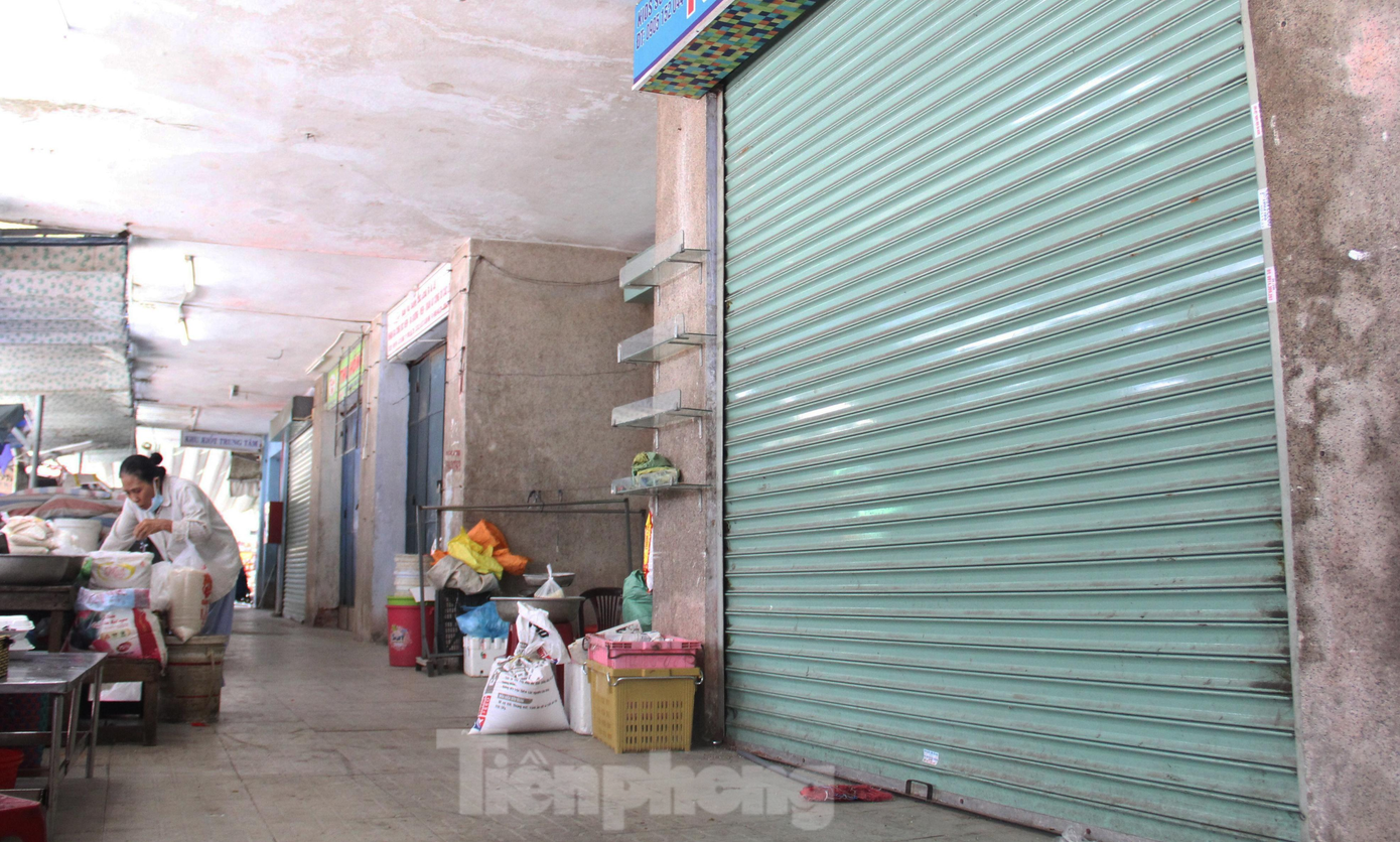 Các kiot bán quần áo, nồi niêu, chén bát, đồ nhựa, chăn ga gối.... ở chợ cũng đã đóng cửa. Các kiot bán quần áo, nồi niêu, chén bát, đồ nhựa, chăn ga gối.... ở chợ cũng đã đóng cửa.