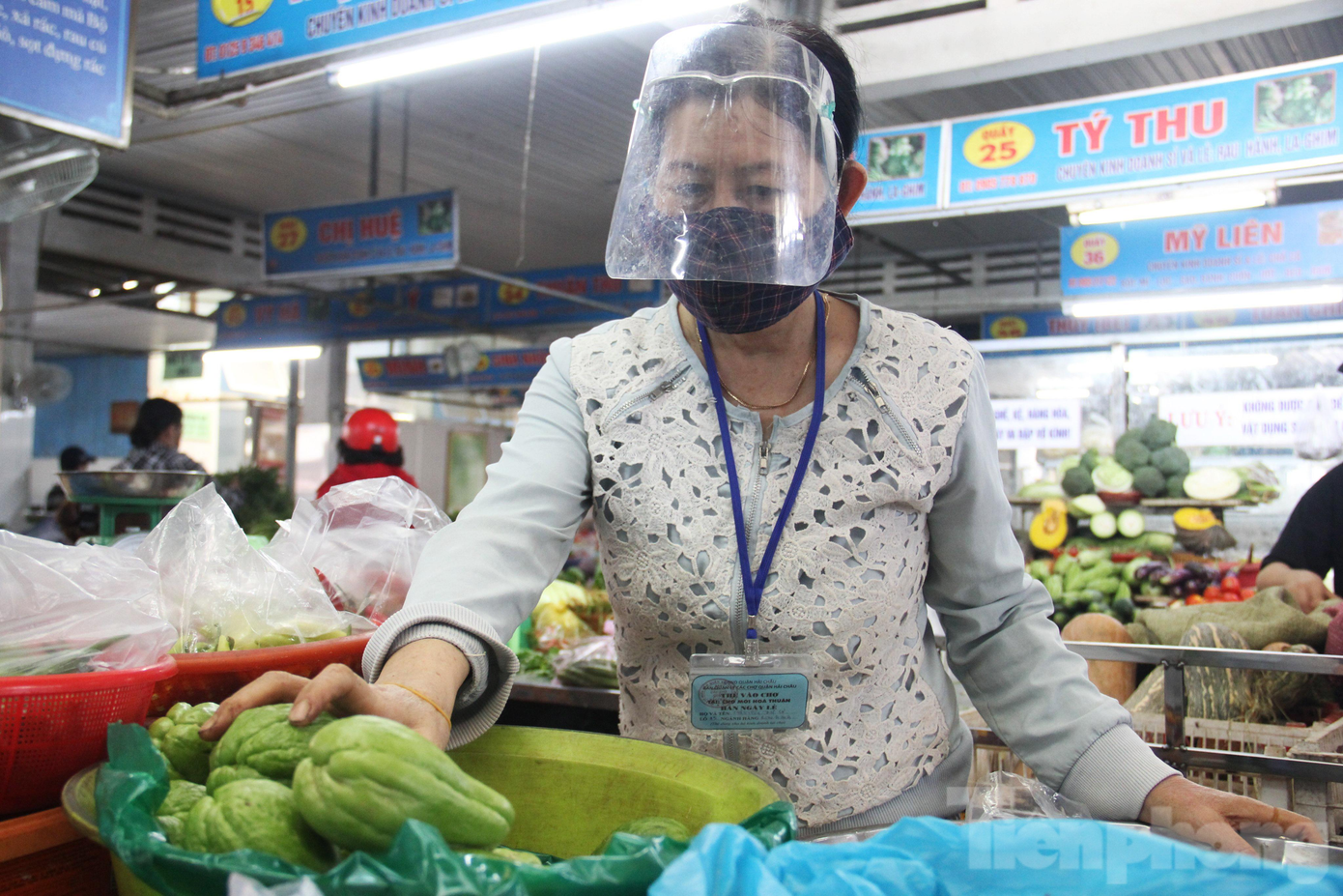 Tiểu thương bán hàng phải đeo khẩu trang liên tục. Để đảm bảo an toàn, nhiều tiểu thương còn trang bị thêm mũ chống giọt bắn, găng tay... Tất cả tiểu thương bán hàng thiết yếu đều được phát thẻ vào chợ theo ngày chẵn lẻ. Tiểu thương bán hàng phải đeo khẩu trang liên tục. Để đảm bảo an toàn, nhiều tiểu thương còn trang bị thêm mũ chống giọt bắn, găng tay... Tất cả tiểu thương bán hàng thiết yếu đều được phát thẻ vào chợ theo ngày chẵn lẻ.