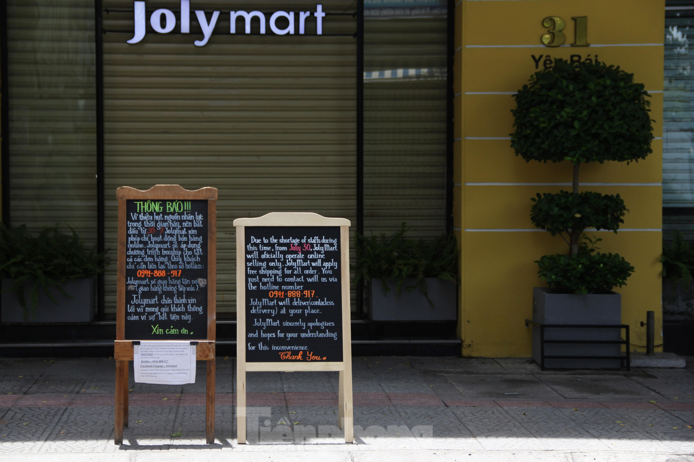 Dù vẫn thuộc danh mục được phép kinh doanh theo chỉ thị mới nhưng cửa hàng tiện lợi trên đường Yên Bái (quận Hải Châu) vẫn thông báo tạm dừng buôn bán tại chỗ, chuyển sang bán online. Các đơn hàng sẽ được xử lí qua hotline và được ship miễn phí cho khách hàng. Dù vẫn thuộc danh mục được phép kinh doanh theo chỉ thị mới nhưng cửa hàng tiện lợi trên đường Yên Bái (quận Hải Châu) vẫn thông báo tạm dừng buôn bán tại chỗ, chuyển sang bán online. Các đơn hàng sẽ được xử lí qua hotline và được ship miễn phí cho khách hàng.