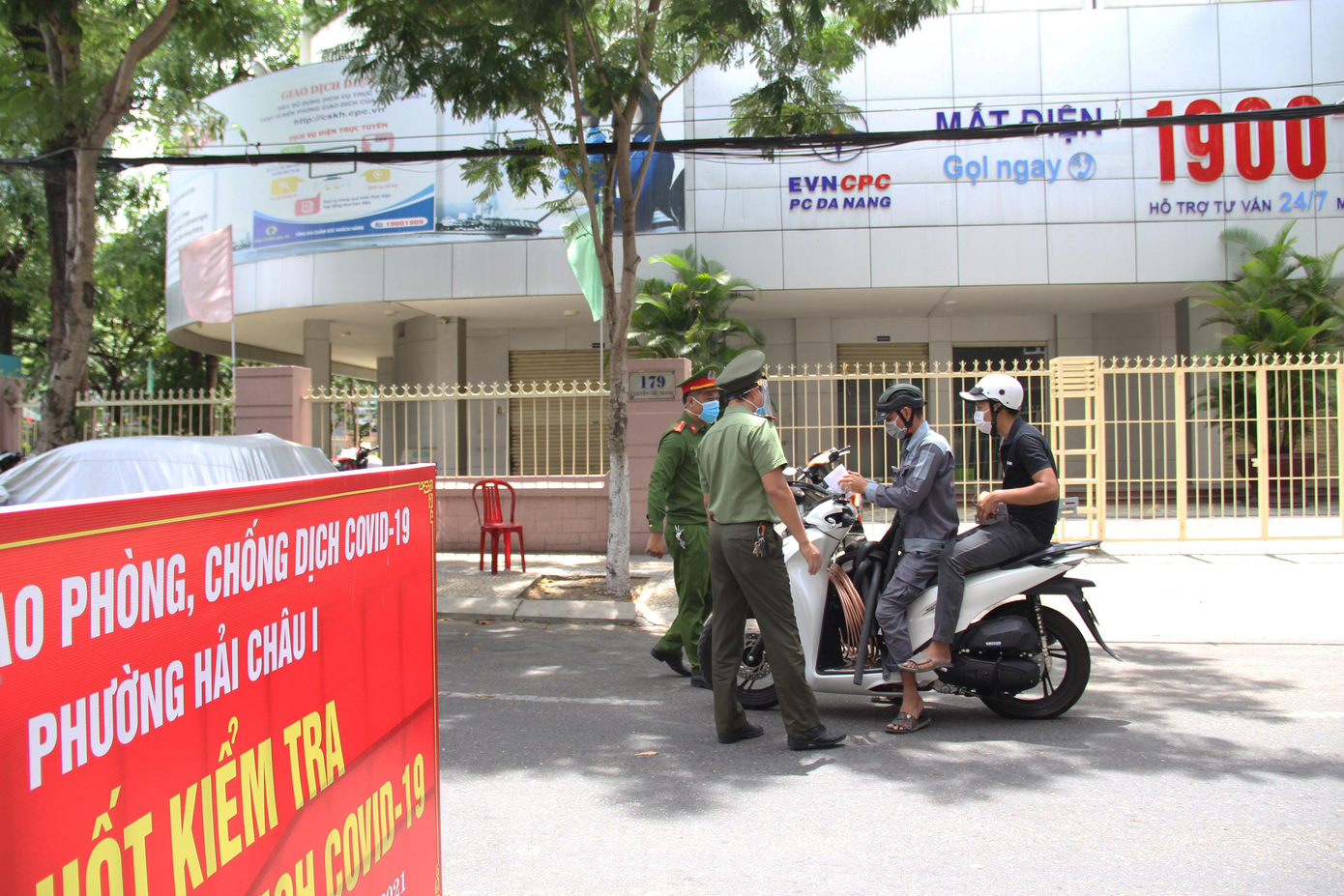 Tại chốt kiểm tra dịch của phường Hải Châu I (quận Hải Châu) đặt trên đường Nguyễn Chí Thanh, tất cả các phương tiện qua lại đều bị lực lượng chức năng yêu cầu dừng lại để kiểm tra giấy tờ. Tại chốt kiểm tra dịch của phường Hải Châu I (quận Hải Châu) đặt trên đường Nguyễn Chí Thanh, tất cả các phương tiện qua lại đều bị lực lượng chức năng yêu cầu dừng lại để kiểm tra giấy tờ.